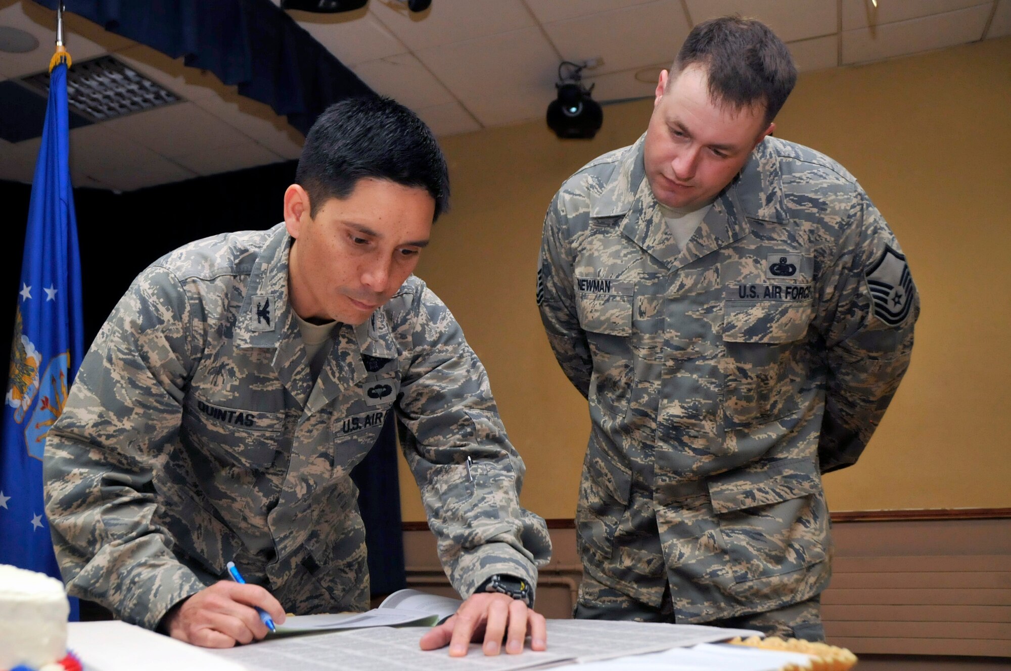 Col. John Quintas, 48th Fighter Wing commander, signs his pledge card for the 2010 Combined Federal Campaign-overseas Oct. 4. The 2010 CFC-overseas runs until Dec. 3. (U.S. Air Force photo/Airman 1st Class Eboni Knox)