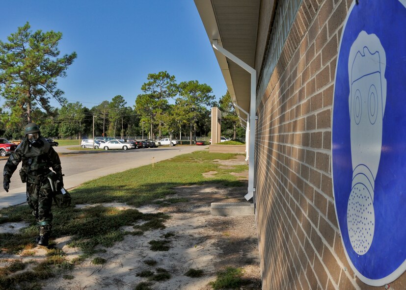 Staff Sgt. David Roberts, 919th Communications Squadron, executes a sweep of the area surrounding a building during Day two of the 919th Special Operations Wing’s Ability to Survive and Operate exercise, Oct. 3 at Duke Field, Fla.  The Reserve unit exercised preparing deployers, Mission Oriented Protective Posture and command and control procedures during the Unit Training Assembly weekend.  (U.S. Air Force photo/Tech. Sgt. Samuel King Jr.)