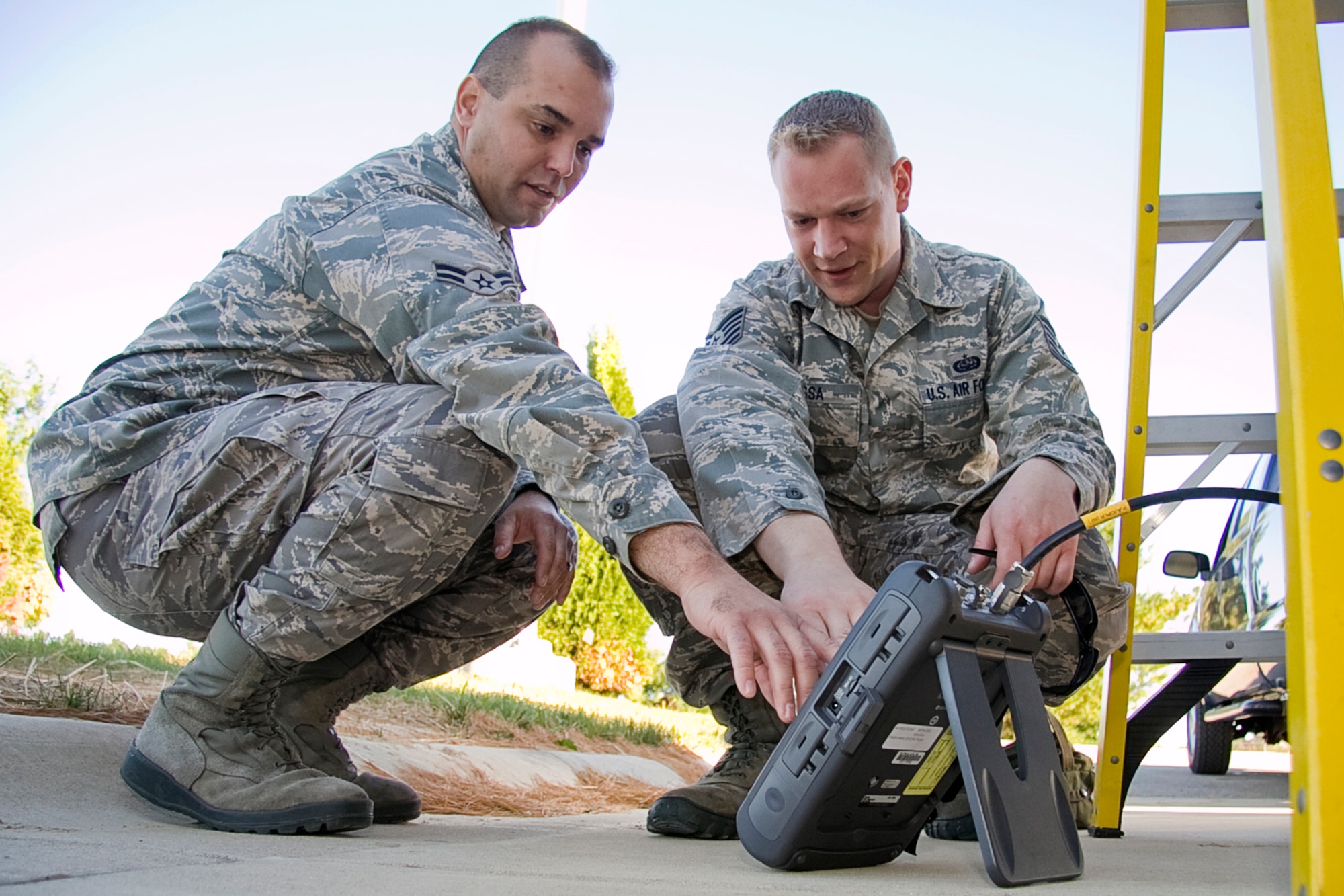 434th CS amps up EM response trailer > Grissom Air Reserve Base