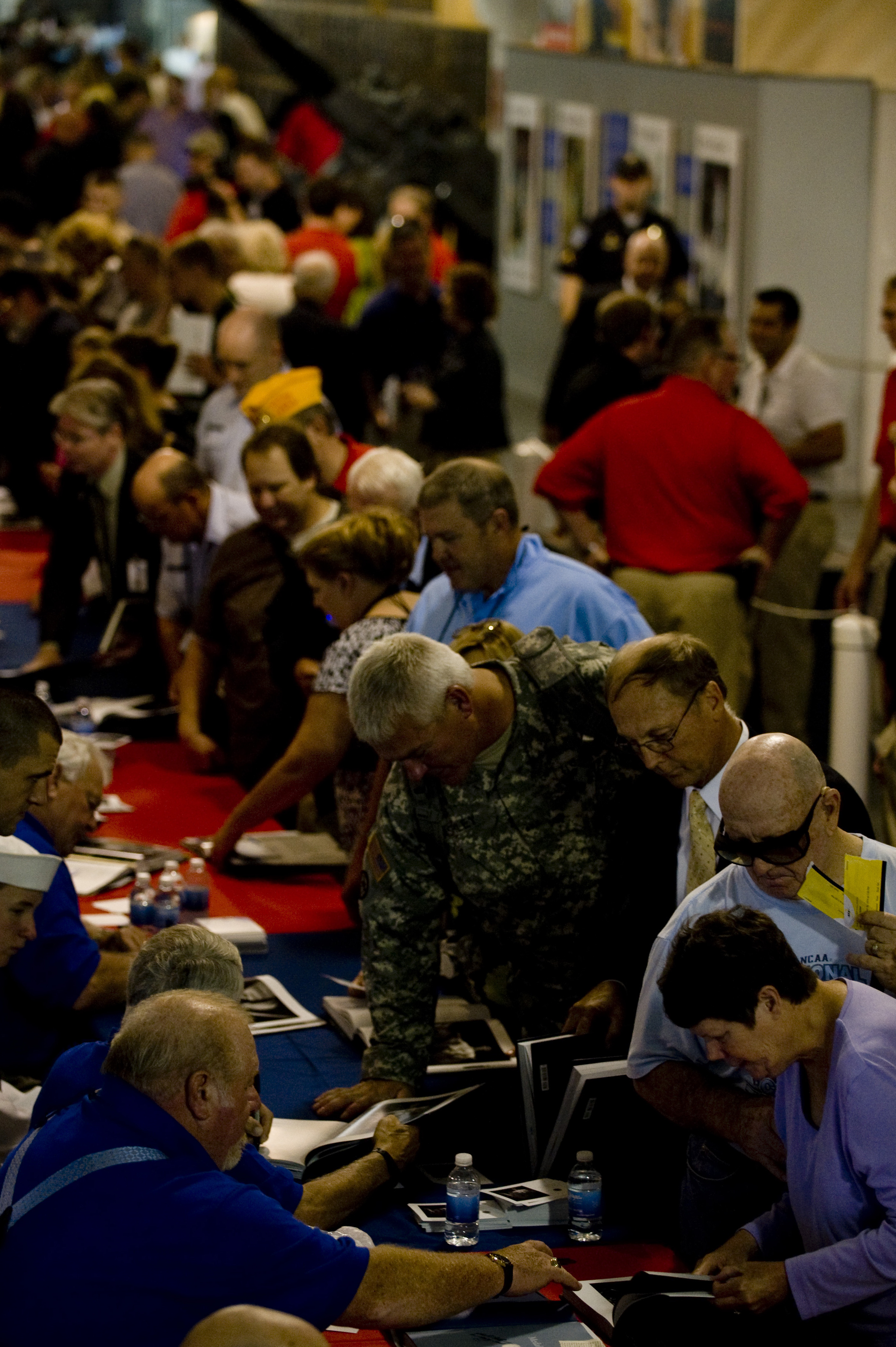 Medal of Honor Convention draws eager audience at autograph session