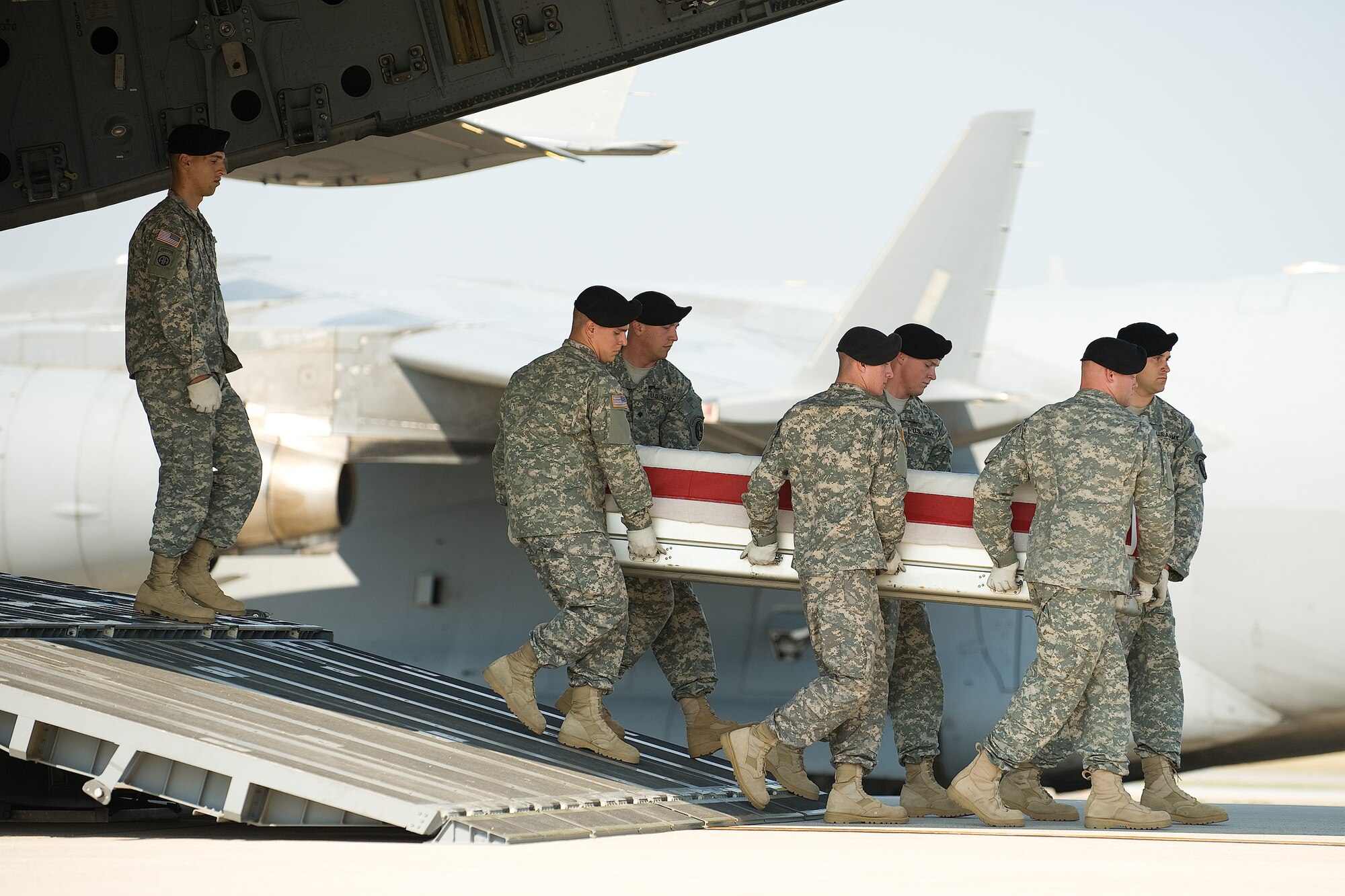 A U.S. Army carry team transfers the remains of Army Maj. Robert F. Baldwin of Muscatine, Iowa, at Dover Air Force Base, Del., Sept 22, 2010.  He was assigned to 101st Combat Aviation Brigade, 101st Airborne Division (Air Assault), Fort Campbell, Ky. (U.S. Air Force photo/Roland Balik)