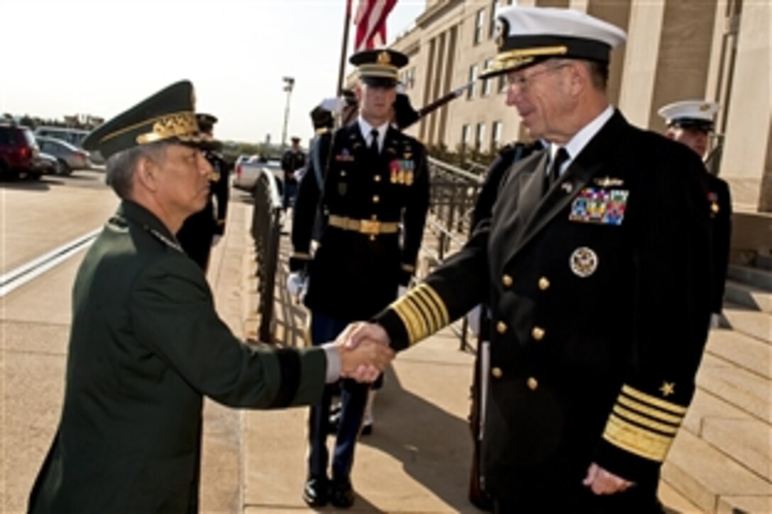 U.S. Navy Adm. Mike Mullen, chairman of the Joint Chiefs of Staff, welcomes South Korean Gen. Han Min-koo, chairman of Joint Chiefs of Staff, to the Pentagon, Oct. 7, 2010.
