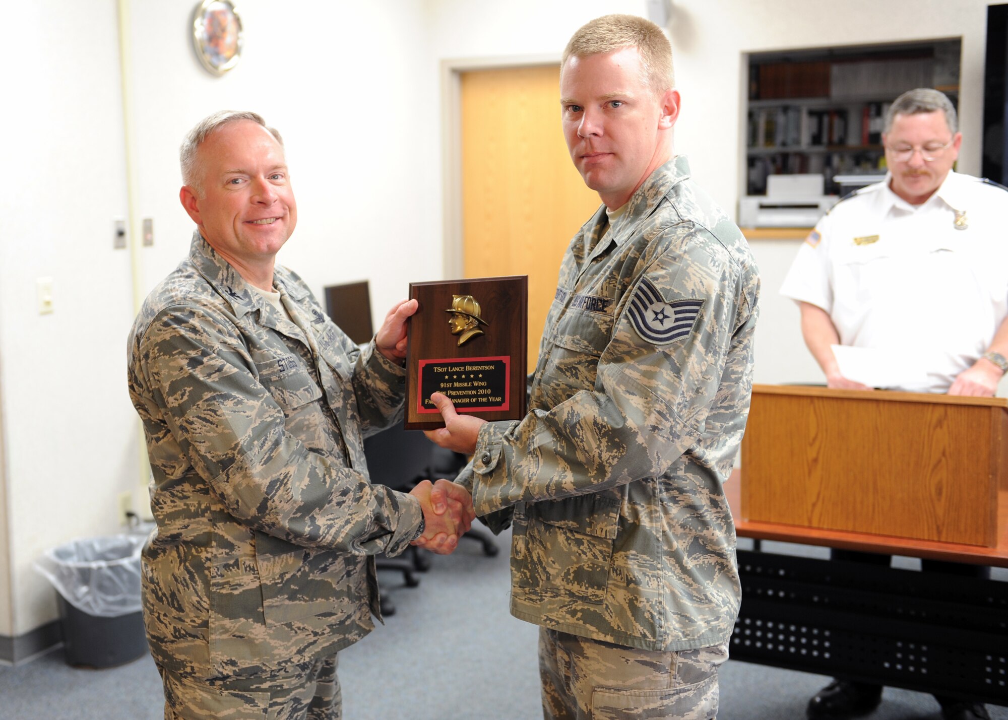 MINOT AIR FORCE BASE, N.D. -- Tech. Sgt. Lance Berentson, 741st Missile Squadron facility manager, is presented the 91st Missile Wing’s 2010 Fire Prevention Facility Manager of the Year award by Col. Fred Stoss, 91st MW commander, here Oct. 7. Sergeant Berentson received a perfect rating during the recent Air Force Global Strike Command Inspector General inspection of all facility managers and their missile alert facilities. (U.S. Air Force photo by Staff Sgt. Keith Ballard)
