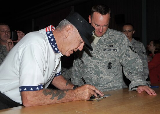 Actor and retired Marine Gunnery Sgt. R. Lee Ermey visited Kirtland AFB Sept. 22 while in Albuquerque for the National Police Shooting Championships.

Tech. Sgt. Michael Kaiser gets an autograph from Mr. Ermey at the base theater. U.S. Air Force Photo by Todd Berenger
