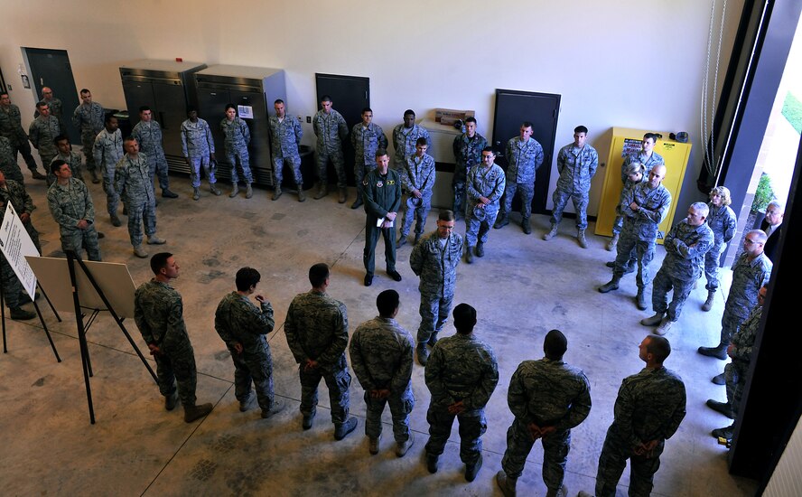 MOODY AIR FORCE BASE, Ga. -- Maj. Gen. Stephen Hoog, 9th Air Force commander, Air Combat Command, Shaw Air Force Base, S.C., speaks with member from the explosive ordnance disposal unit here Oct. 6. General Hoog is visiting different bases in ACC, since taking command. (U.S. Air Force photo/Airman 1st Class Joshua Green)
