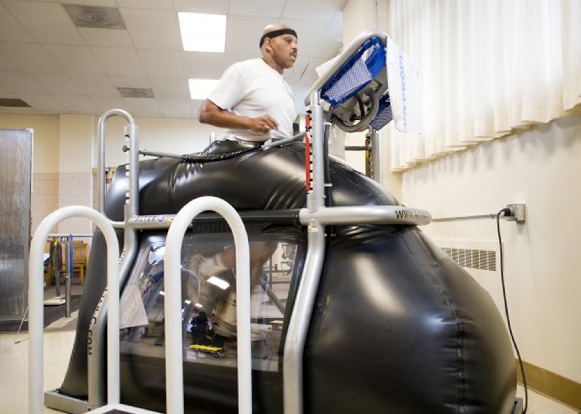 Veterans use NASA anti-gravity treadmill in treatment > Air Force > Article  Display