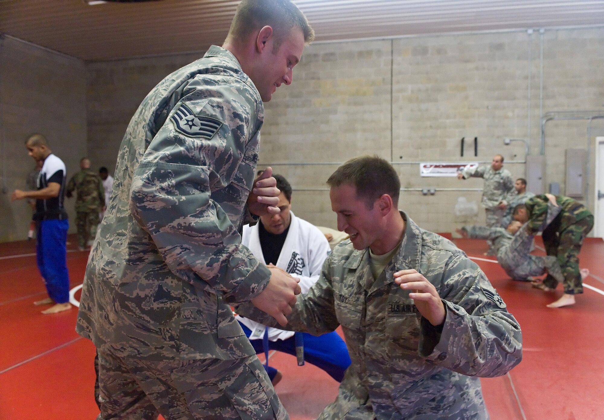 (Left) Staff Sgt. Joseph McFadden, 436th Civil Engineer Squadron, trains with Senior Airman Roger Toy, 436th CES, during a special martial-arts seminar at Team Viper Brazilian Jiu-Jitsu in Camden, Del., Oct. 6, 2010. The 436th CES Airmen learned several basic takedown and escape techniques of Brazilian Jiu-Jitsu. (U.S. Air Force photo by Roland Balik/Released)