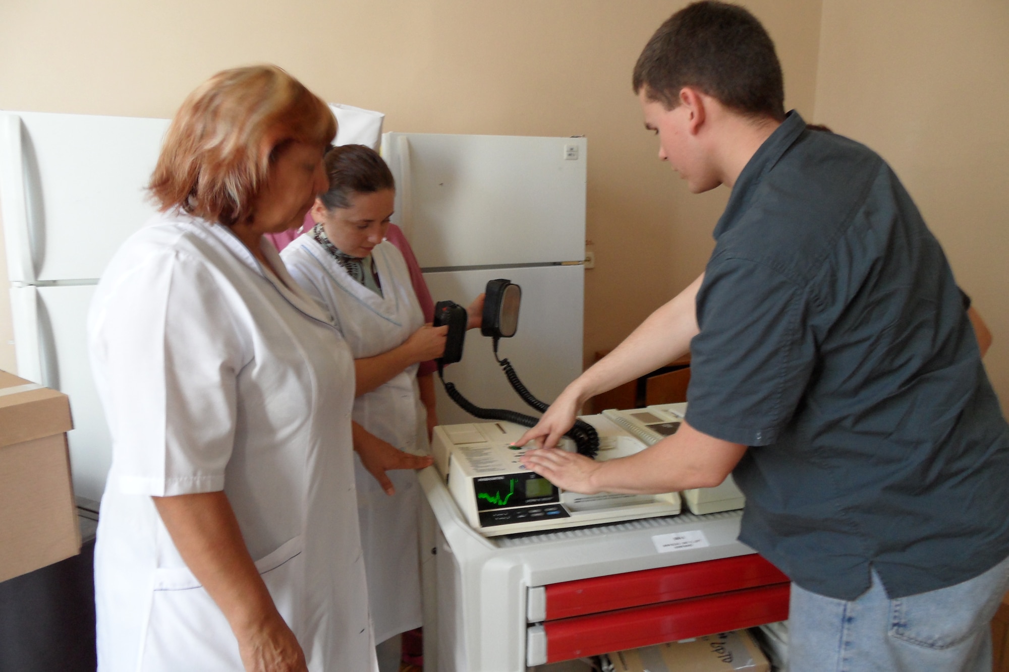 Biomedical equipment technician, Alek Neloms explains the set-up of an electro surgical unit to Ukrainian nurses while supporting Operation Provide Hope. This year’s operation, supported by 14 U.S. Air Forces in Europe airmen, wrapped up after several months of planning and execution as well as pulled resources to support Crimea, Ukraine. (courtesy photo)