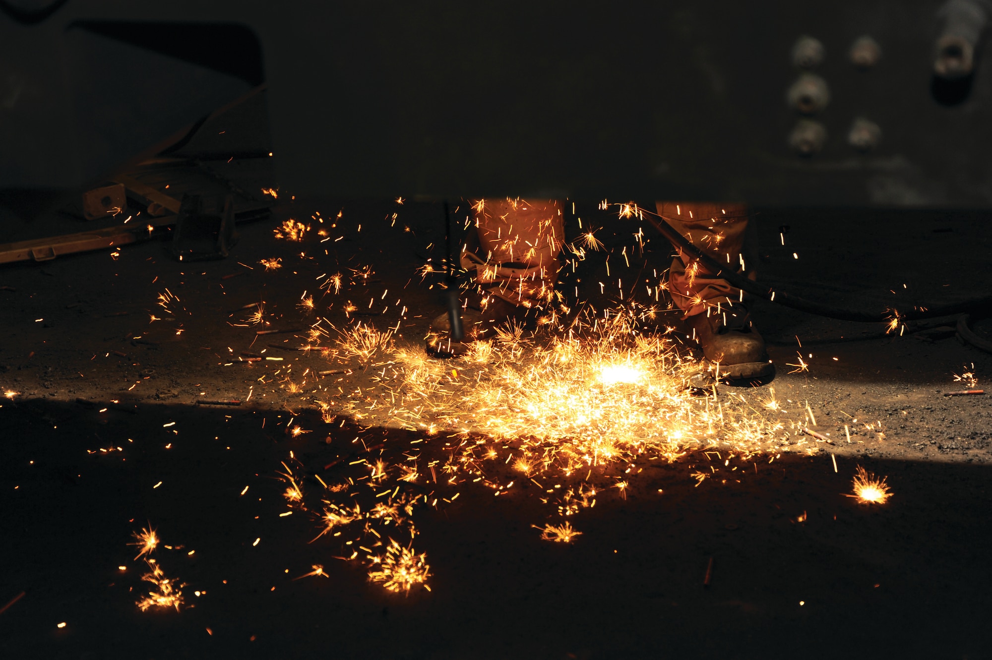 Sparks hit the floor as Alex Pittelkau, BDRF welder, carbon archs a battle-damaged
Stryker.(U.S. Air Force photo/Staff Sgt. Tim Jenkins)
