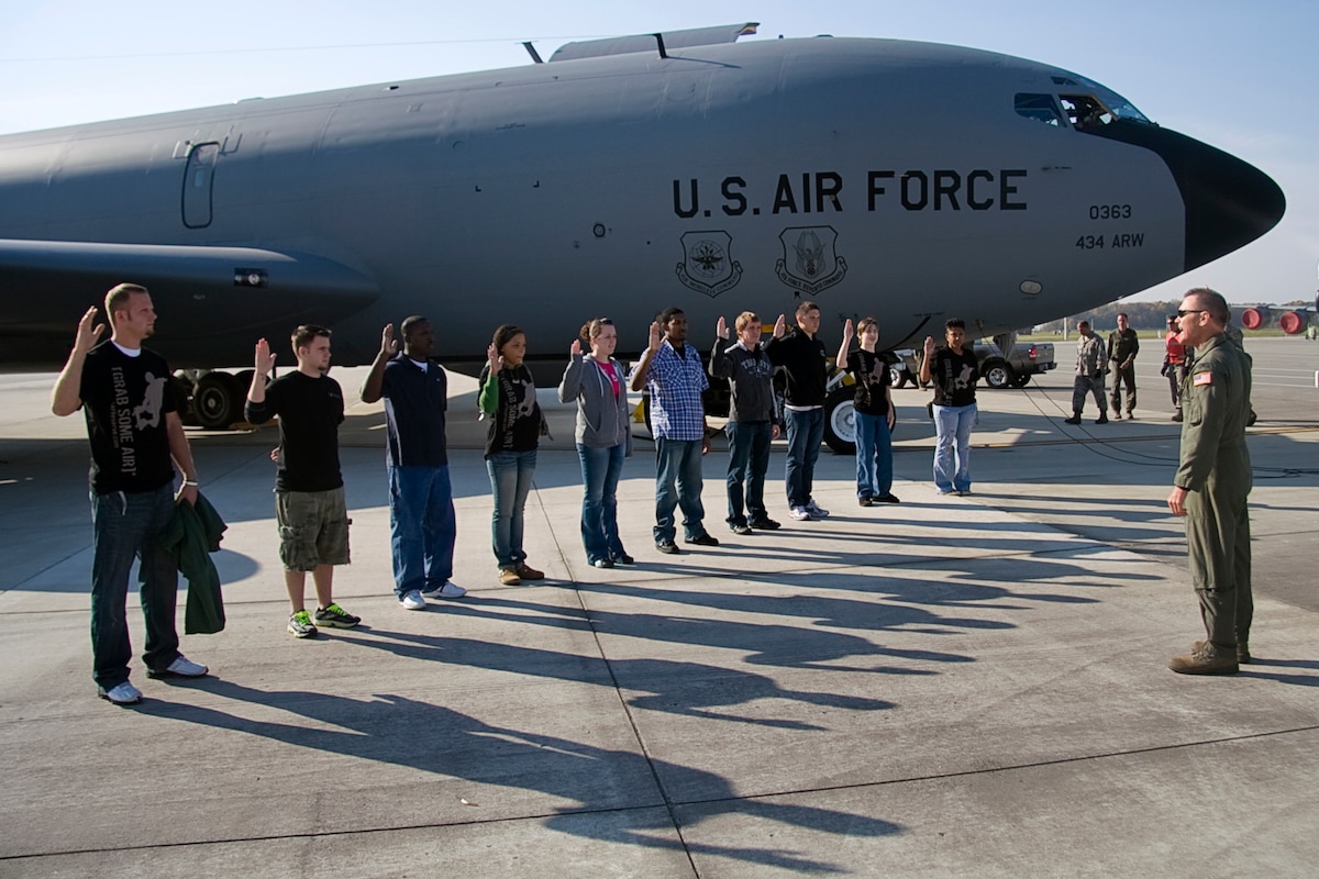 Mass enlistment ceremony > Grissom Air Reserve Base > Article Display