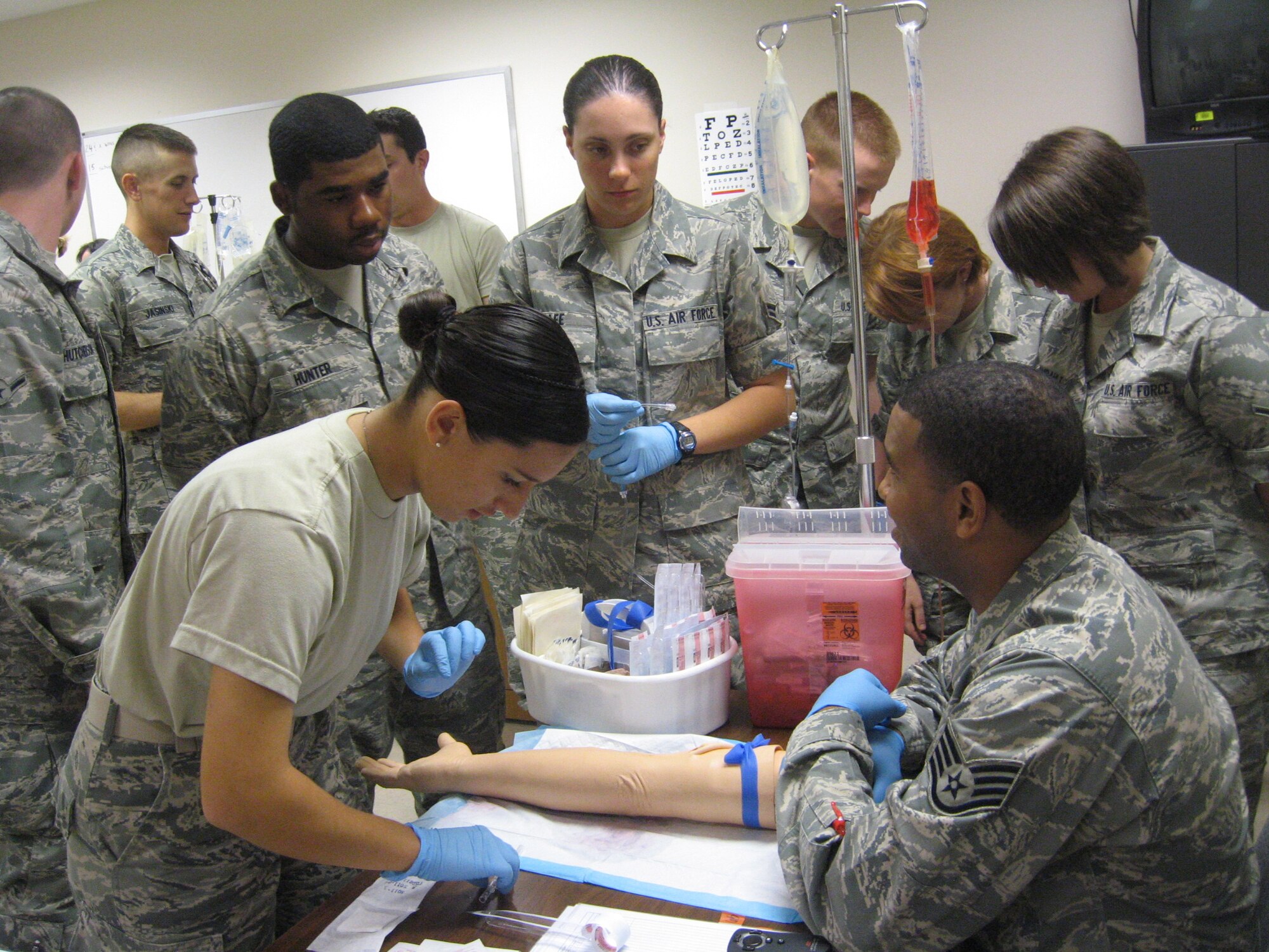 383rd Training Squadron Aerospace Medicine Service Apprentice
Airmen-in-Training initiate peripheral intravenous lines at Sheppard Air
Force Base, Oct. 7. The AMSA course is one of a few courses continuing at
the 882nd Training Group as the transition to Camp Bullis, Texas enters its
final phase.  (U.S. Air Force photo/Debi Smith)
