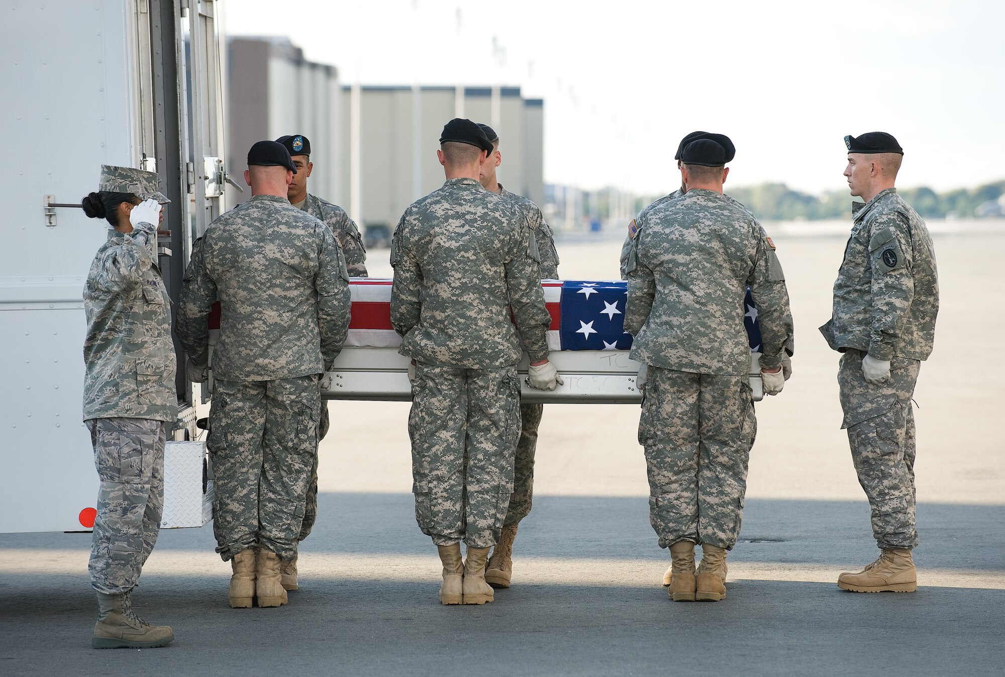 A U.S. Army carry team transfers the remains of Army Pfc. Jordan M. Byrd of Grantsville, Utah at Dover Air Force Base, Del., Oct. 15, 2010.  Byrd was assigned to the 1st Battalion, 506th Infantry Regiment, 4th Brigade Combat Team, 101st Airborne Division (Air Assault), Fort Campbell, Ky. (U.S. Air Force photo/Jason Minto) 