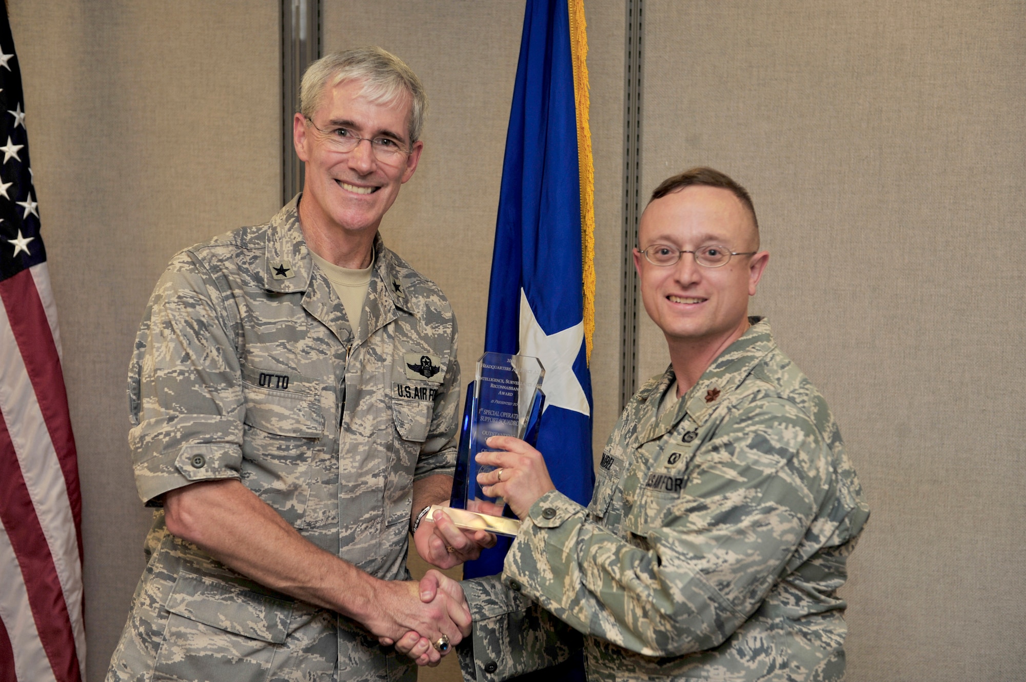 Brig. Gen. Robert Otto presents the 2009 Outstanding Operations Group Intelligence/Operations Support Flight ISR Unit of the Year award to Maj. Erwin Waibel Oct. 14, 2010, at Hurlburt Field Fla. General Otto is the Air Force Intelligence, Surveillance and Reconnaissance Capabilities director and deputy chief of staff for ISR. Major Waibel is the 1st Special Operations Support Squadron intelligence flight commander. (U.S. Air Force photo/Staff Sgt. Stephanie Jacobs) 