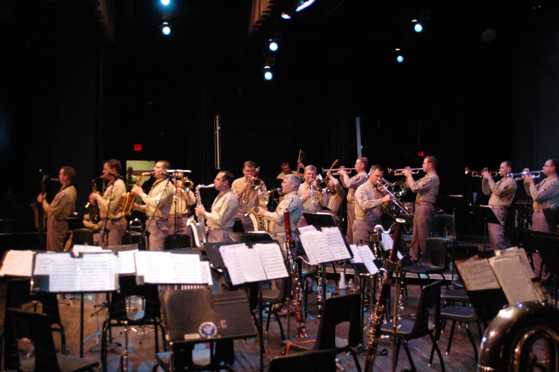 The Falconaires wrap up their portion of the performance in Sierra Vista, AZ, with the perennial favorite "In the Mood". The concert by the USAF Academy Band finished with a rousing patriotic tribute to our veterans and their families.