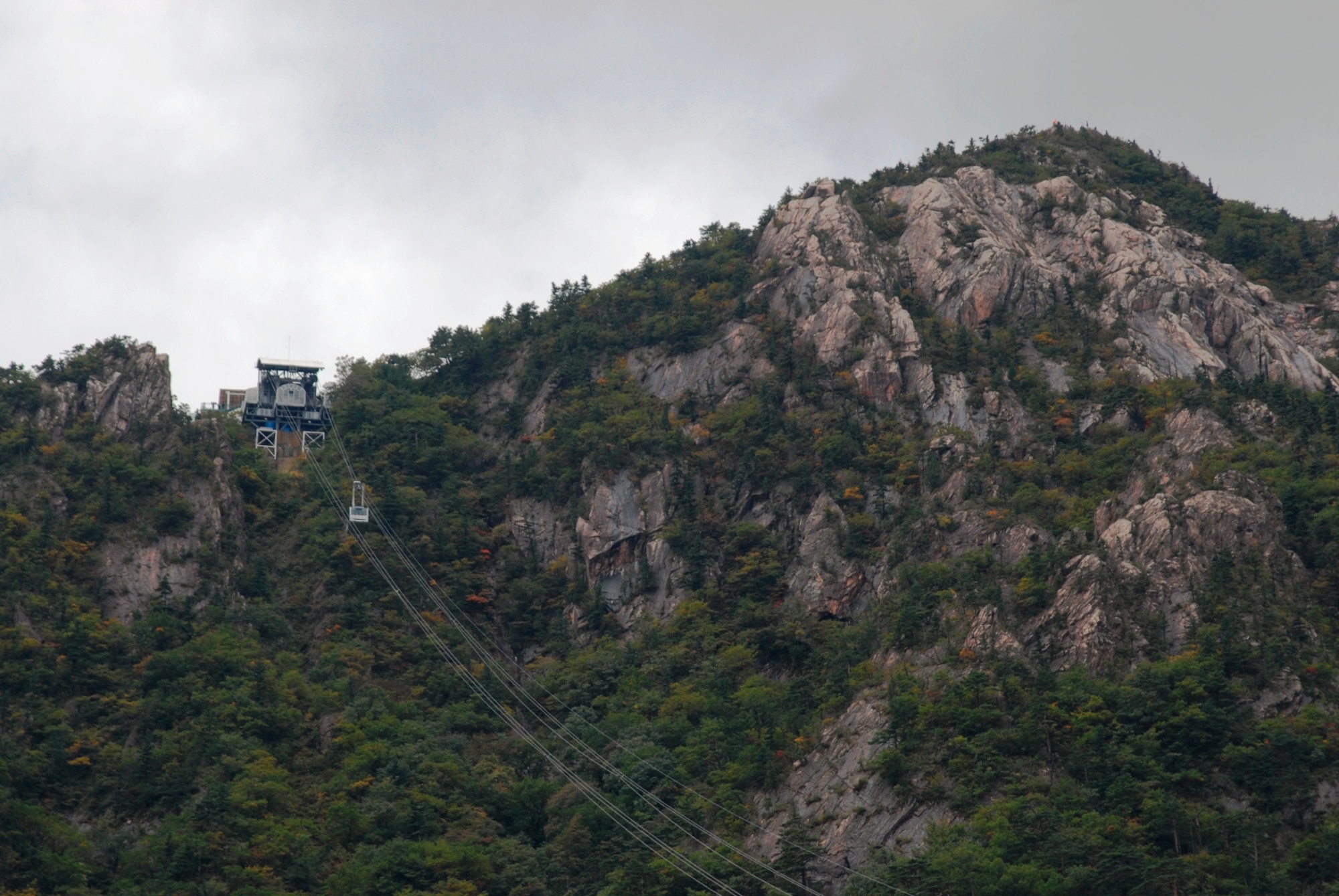 Cable car to Gwongeumseong ruins on Bonghwadae peak in Seoraksan National Park, Republic of Korea. (U.S. Air Force photo/Staff Sgt. Eric Burks)