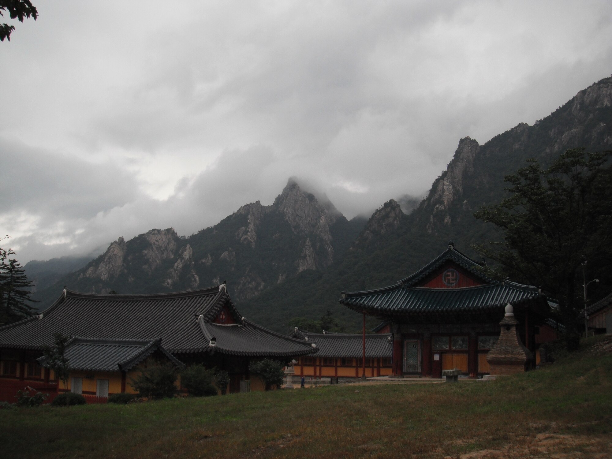 Sinheungsa Buddhist temple in Seoraksan National Park, Republic of Korea. (U.S. Air Force photo/Staff Sgt. Eric Burks)