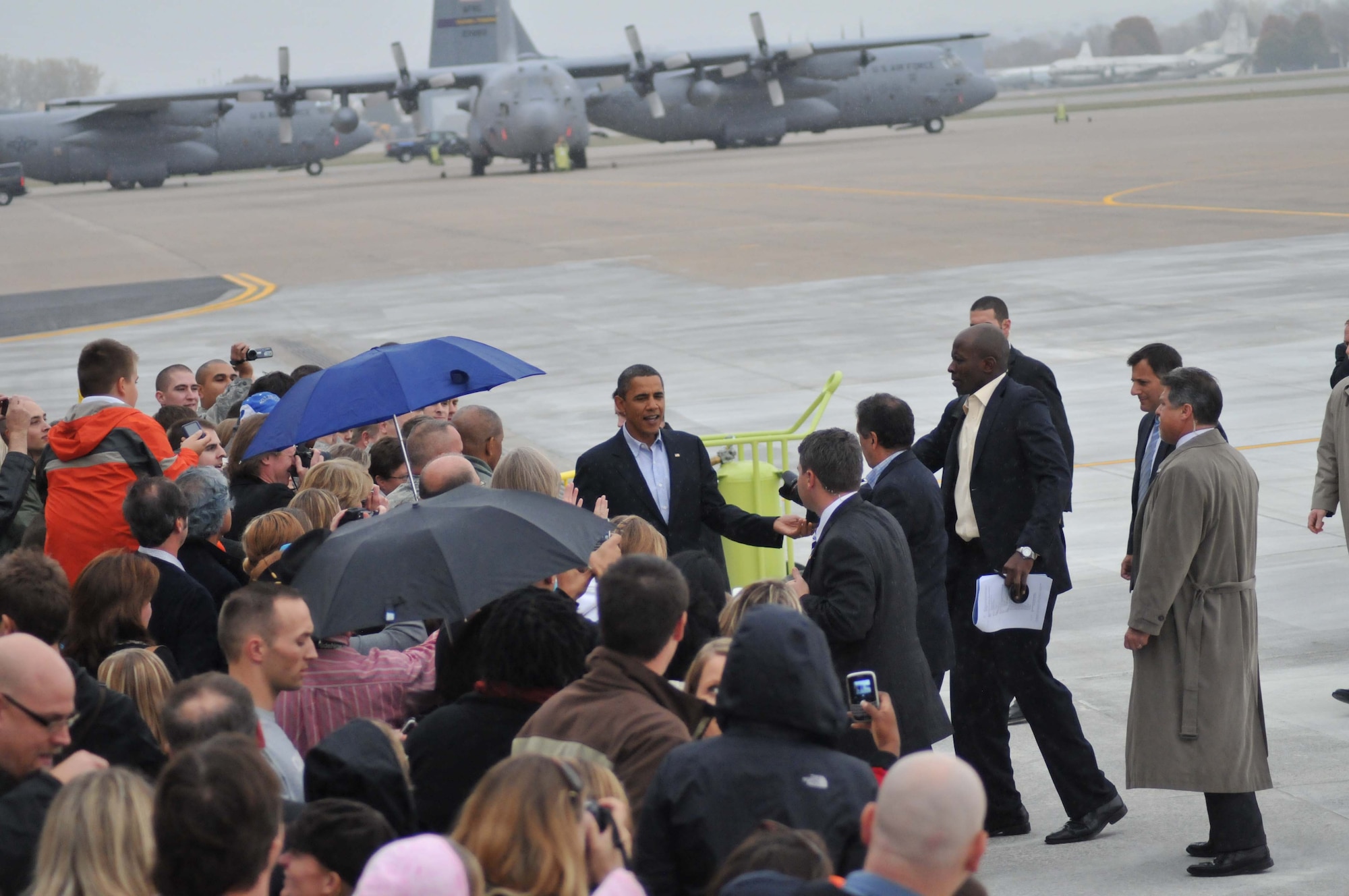 President Barack Obama arrives at the 934th Airlift Wing Oct. 23 on his way to a rally at the University of Minnesota. (Air Force Photo/Master Sgt. Paul Zadach)