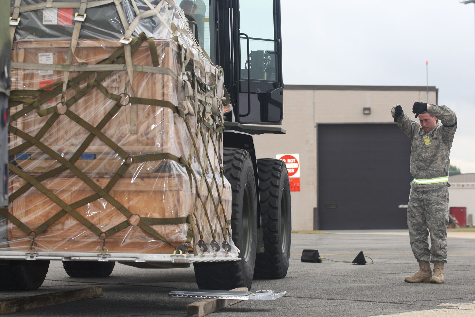 Servicemembers demonstrate joint inspection during the Air Force Reserve Command Port Dawg Challenge at the Transportation Proficiency Center here Oct. 25-29. During JI participants have to ensure that cargo is handled correctly and safely.  (U.S. Air Force Photo/Don Peek) 