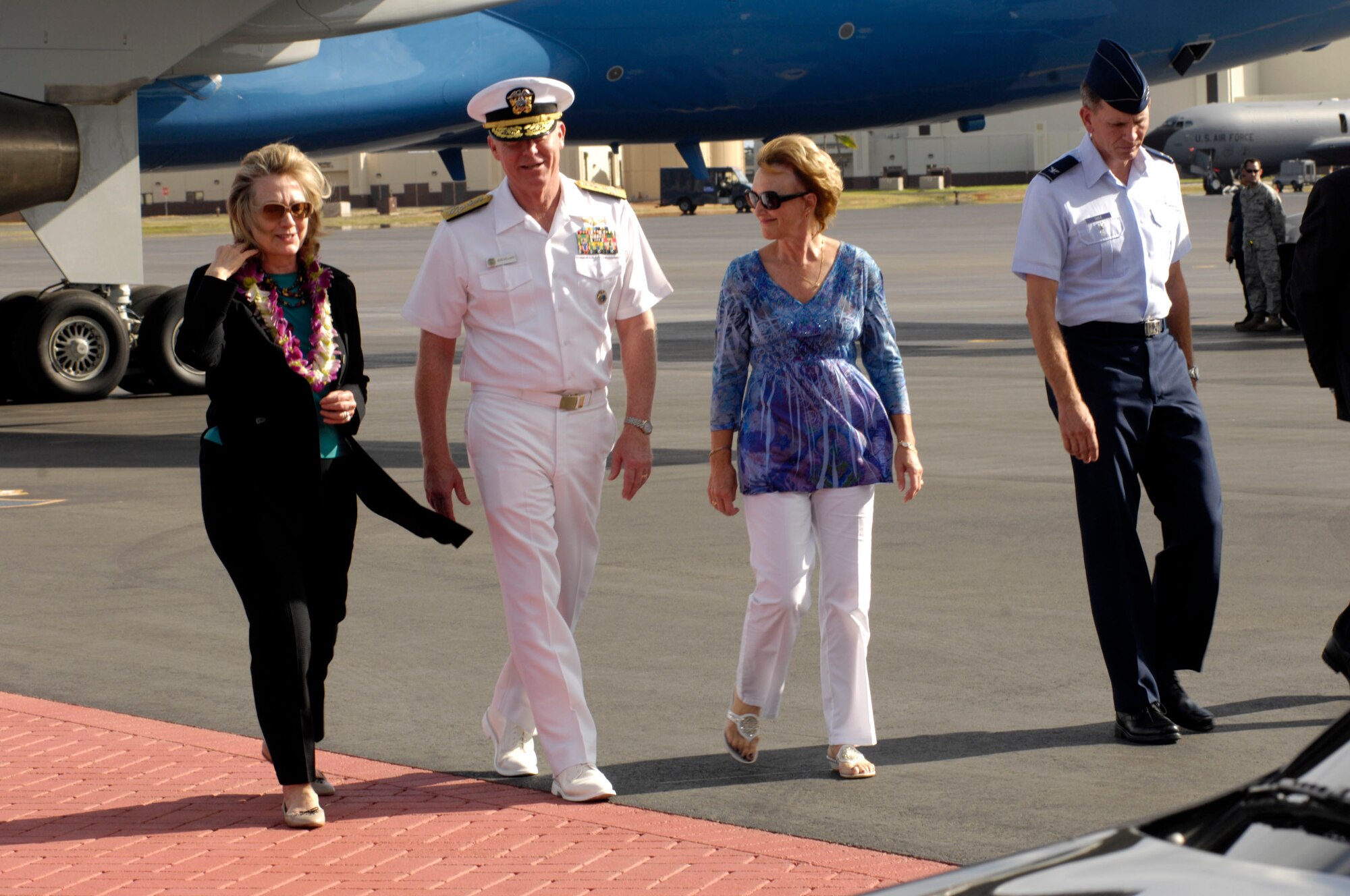 JOINT BASE PEARL HARBOR-HICKAM, Hawaii - Secretary of State Hillary Clinton arrives at Joint Base Pearl Harbor-Hickam on Oct. 27, beginning her two week Asia trip. Secretary Clinton is greeted by Admiral Robert Willard, U.S. Pacific Command commander; his wife Donna, and Col. Joe Dague, 15th Wing vice commander.  (Photo by David D. Underwood, Jr.)
