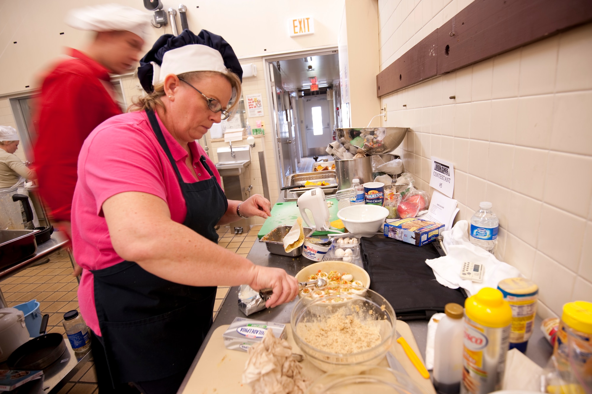 Erin Robinson, Misawa Collocated Club’s assistant club manager, prepares vegetable-stuffed mushrooms with pumpkin seeds as her side item for the “Fit to Fight” Iron Chef competition, Oct. 27, 2010 at Misawa Air Base, Japan. Mrs. Robinson defended her winning title from last year’s Misawa Iron Chef competition, becoming the undefeated Iron Chef champion for the second consecutive year. (U.S. Air Force photo by Airman James B. Bauer/Released)