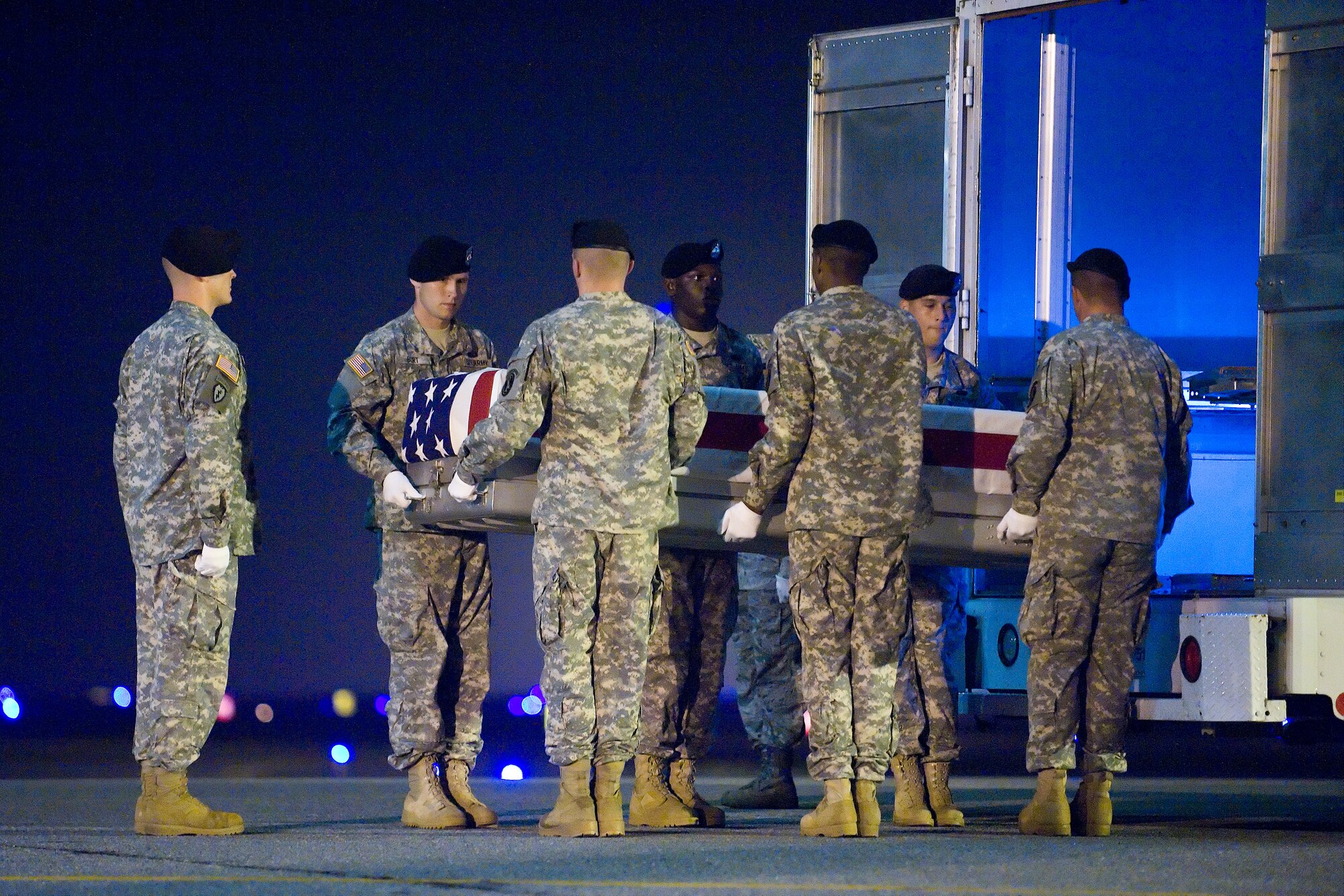 A U.S. Army carry team transfers the remains of Army Pfc. Benjamen G. Chisholm, of Forth Worth, Texas, at Dover Air Force Base, Del., August 19. Pfc. Chisholm was assigned to the 1st Battalion, 327th Infantry Regiment, 1st Brigade Combat Team, 101st Airborne Division (Air Assault), Fort Campbell, Ky. (U.S. Air Force photo/Roland Balik)