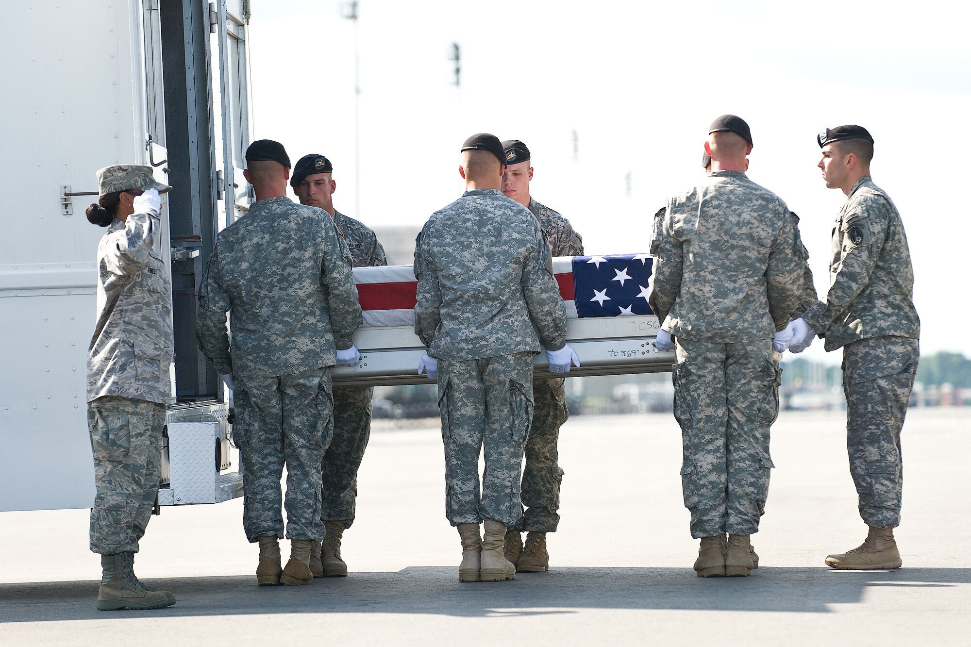 A U.S. Army carry team transfers the remains of Army Pfc. Alexis V. Maldonado, of Wichita Falls, Texas, at Dover Air Force Base, Del., August 23. Pfc. Maldonado was assigned to the 20th Engineer Battalion, 36th Engineer Brigade, Fort Hood, Texas. (U.S. Air Force photo/Roland Balik)