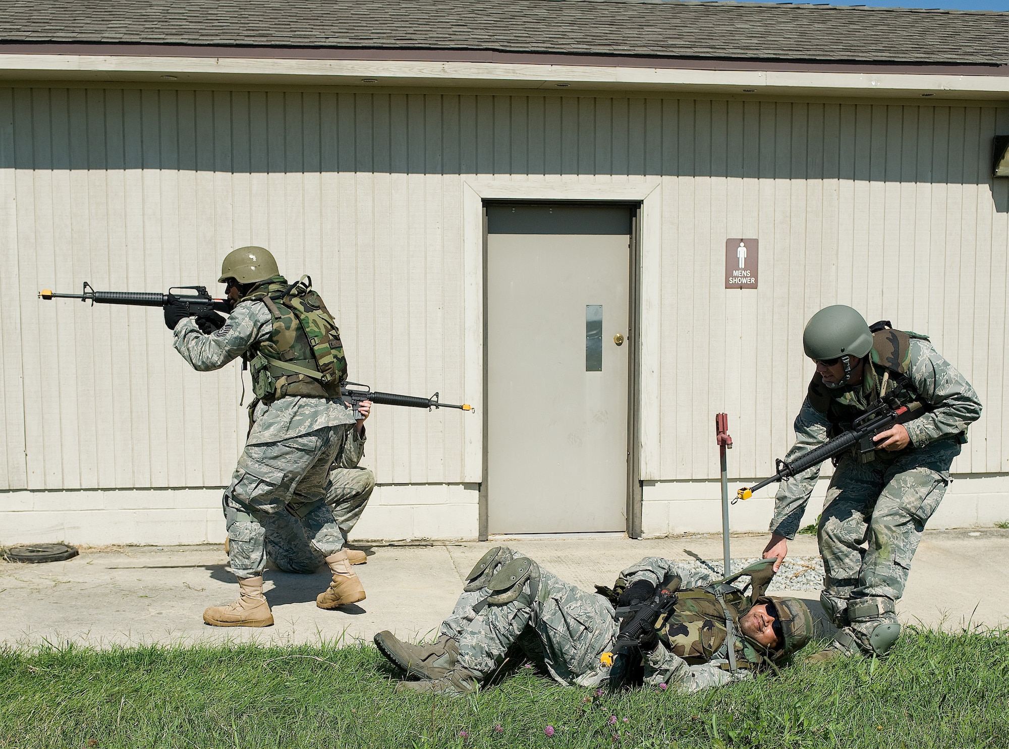 Sixteen Airmen slated to deploy participated in an Expeditionary Combat Skills Training course on Dover Air Force Base, Del., Aug. 27, 2010. The training was conducted at Base X and near the 436th Logistics Readiness Squadron building. (U.S. Air Force photo by Jason Minto/Released)