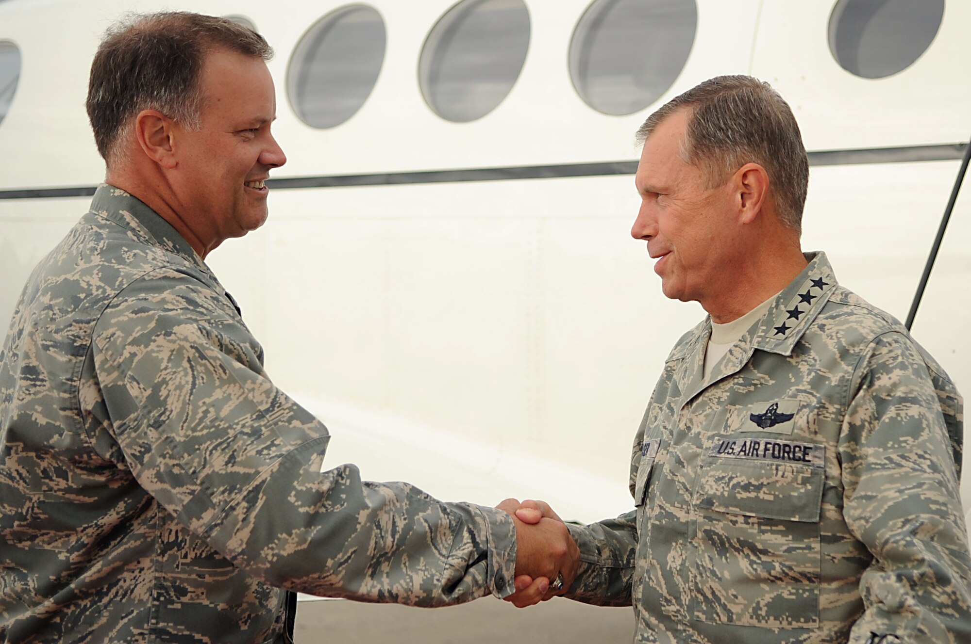 Col. Don Shaffer, 319th Air Refueling Wing commander, greets Gen. William M.
Fraser III, Air Combat Command commander, on the flight line after his
arrival Sept. 2 on Grand Forks Air Force Base, N.D. General Fraser met with
wing leadership and toured multiple base facilities to witness first-hand
how Grand Forks AFB is preparing for its new mission. (U.S. Air Force photo
by Senior Airman Amanda Stencil)
