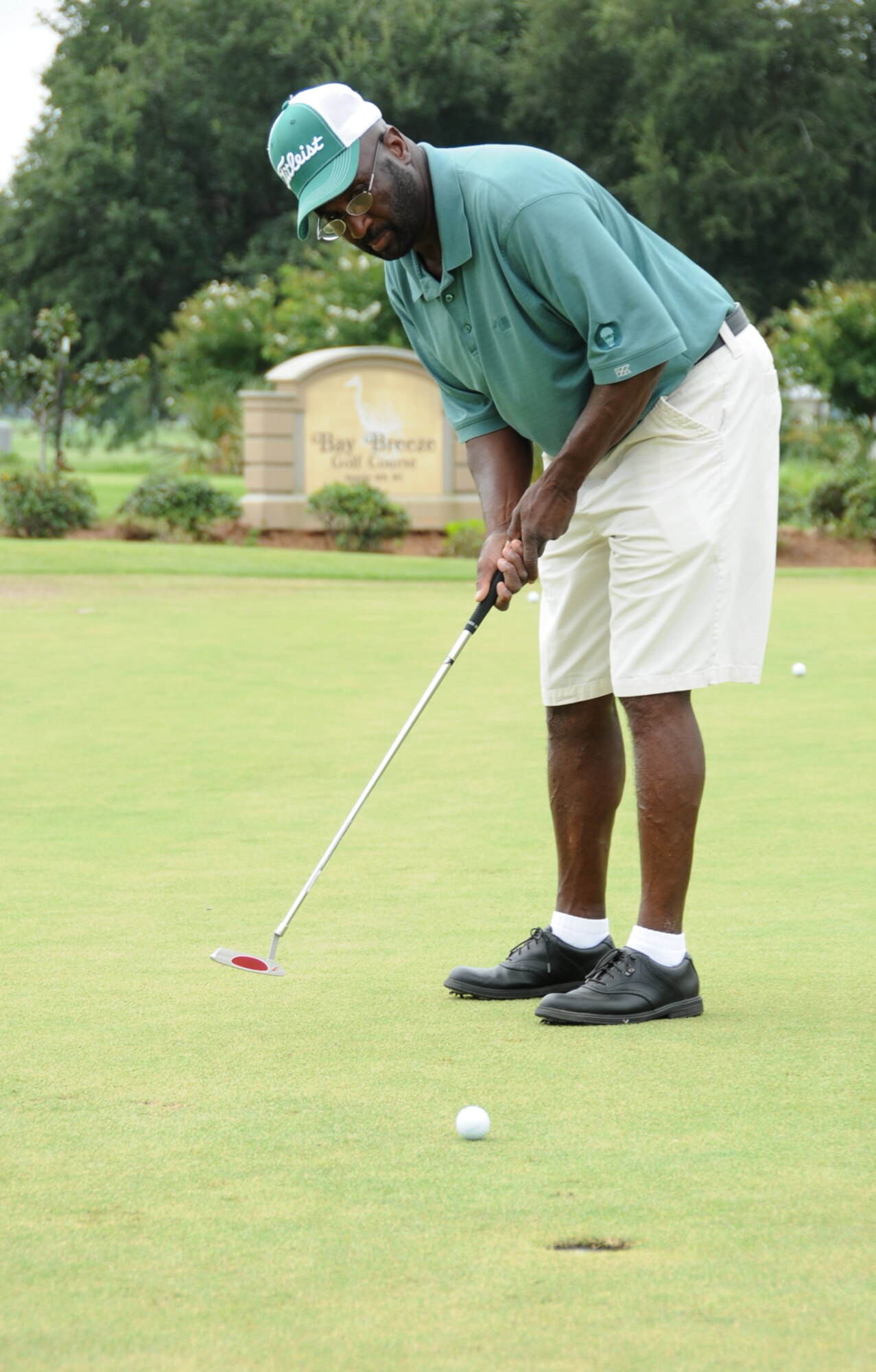 Army retiree Ernest Bolton of Gulfport warms up on the putting green.  (U.S. Air Force photo by Kemberly Groue)