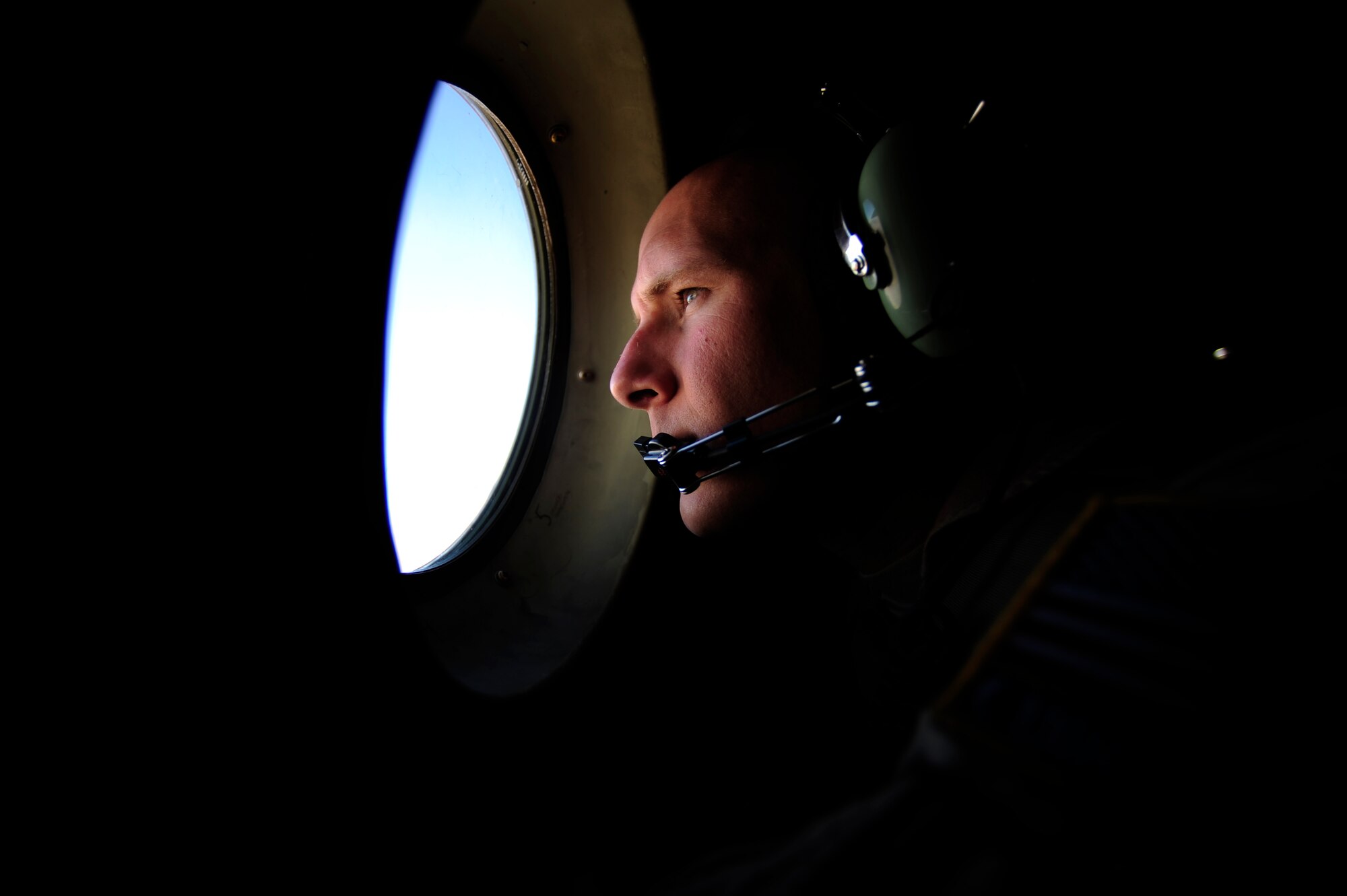 U.S. Air Force Tech. Sgt Owen Duke Jr. a C-130H Hercules loadmaster assigned to the 746th Expeditionary Airlift Squadron, scans out the window during takeoff during flying mission to Pakistan in support of humanitarian relief efforts from Bagram Airfield, Afghanistan on Aug. 22, 2010. 
(U.S. Air Force photo by Staff Sgt. Andy M. Kin / Released)