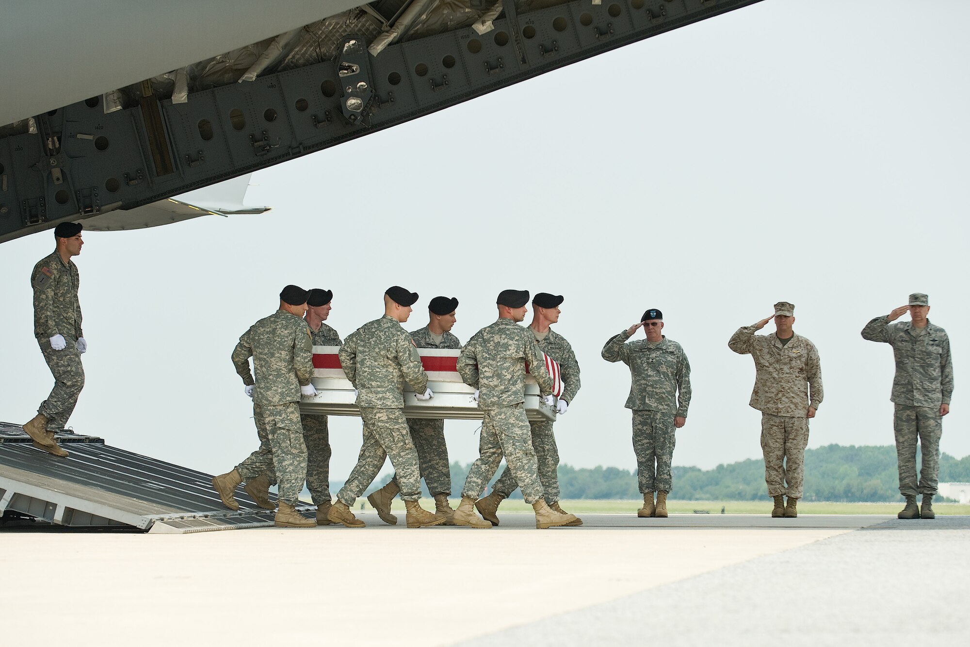 A U.S. Army carry team transfers the remains of Army Spc. Christopher S. Wright, of Tollesboro, Ky., at Dover Air Force Base, Del., August 21. Spc. Wright was assigned to the 1st Battalion, 75th Ranger Regiment, Hunter Army Air Field, Ga. (U.S. Air Force photo/Roland Balik)