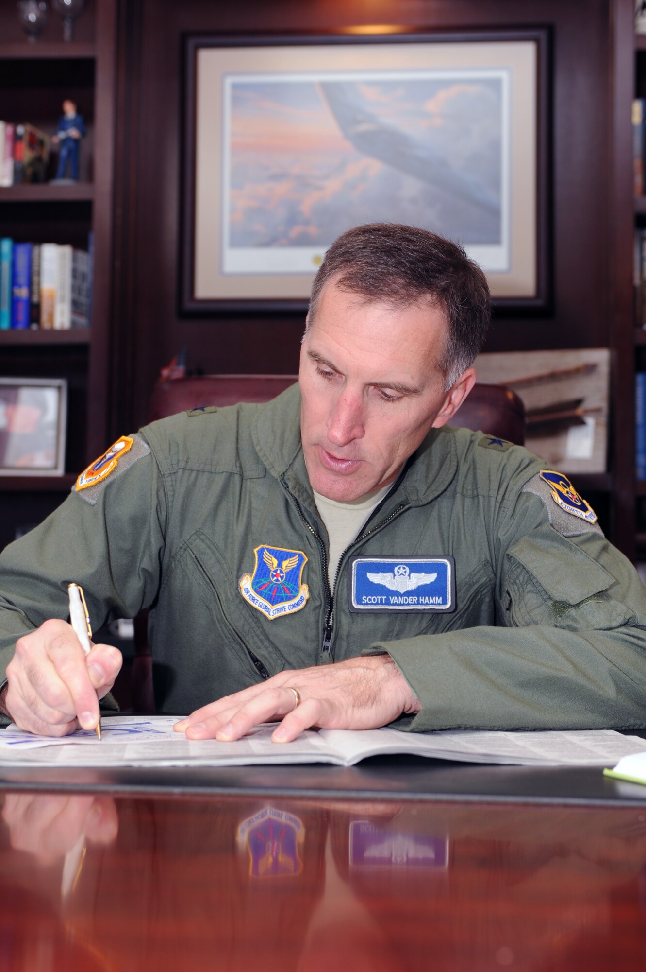 WHITEMAN AIR FORCE BASE, Mo., -- Brig. Gen. Scott Vander Hamm, 509th Bomb Wing commander, signs his donation to the Combined Federal Campaign. The CFC umbrellas more than 1,800 agencies, charities and organizations and runs from Sept. 29 through Nov. 12.
(U.S. Air Force photo/Staff Sgt. Jason Huddleston (Released)
