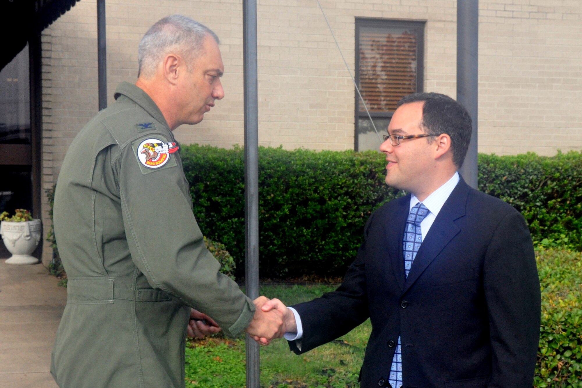 917th Wing Commander, Col. John J. Mooney, bids farewell to Assistant
Secretary of the Air Force for Manpower and Reserve Affairs, the Honorable
Daniel B. Ginsberg, after breakfast and a briefing at the 917th Wing
headquarters building Sept. 10, 2010. Mr. Ginsberg was at Barksdale Air
Force Base, La., to meet with Air Force Global Strike Command leadership
Sept. 9-10, but made a stop at the 917th Wing to meet with senior leaders
there about the future transition of the 917th Wing to the 307th Bomb Wing. During his visit, Mr. Ginsberg also visited with instructors and students at STARBASE Louisiana, a 917th Wing sponsored program, which presents an exciting 25-hour hands on/minds on aviation and aerospace curriculum to area 5th graders. (U.S. Air Force photo/Tech. Sgt. Jeff Walston) 
