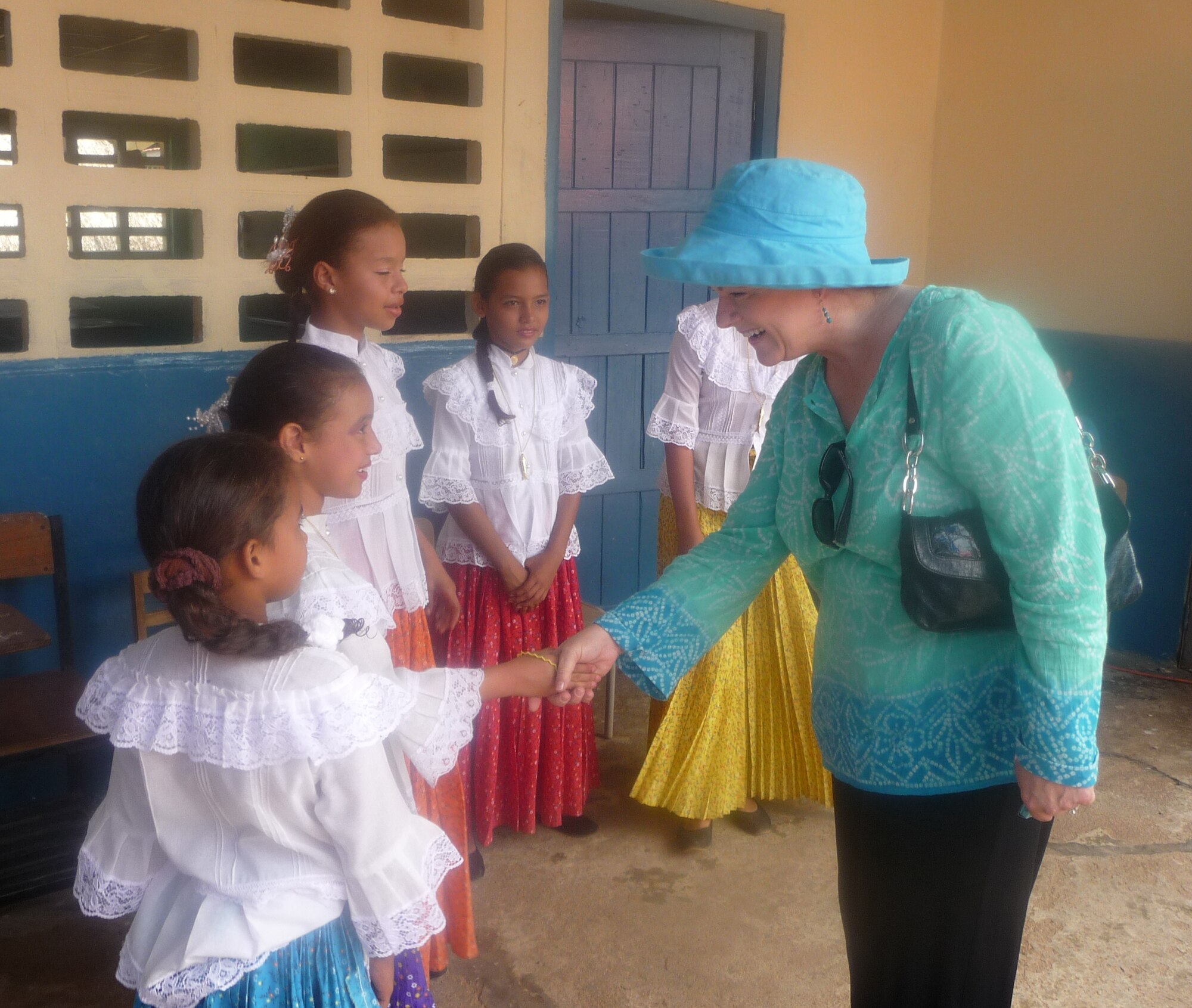 METETI, Panama -- Kim Spears meets with schoolchidren outside the Rio Iglesia elementary school during the New Horizons Panama 2010 closing ceremonies. (U.S. Air Force photo)