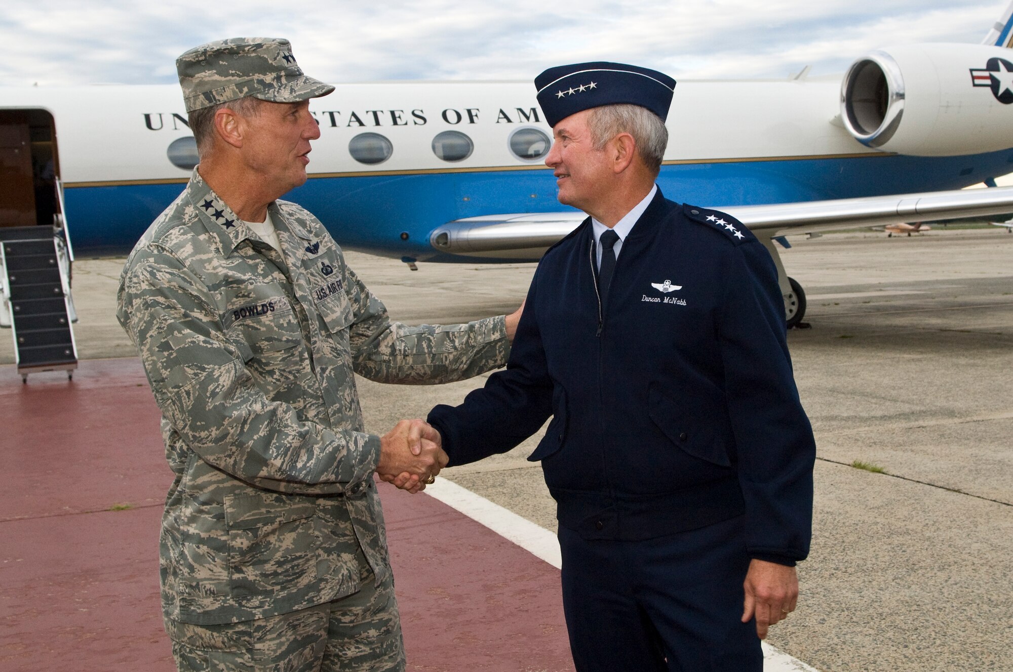HANSCOM AIR FORCE BASE, Mass. – Lt. Gen. Ted Bowlds (left), Electronic Systems Center commander, greets Gen. Duncan McNabb, U.S. Transportation Command commander, as he arrives here Sept. 9. General McNabb came to Hanscom last week for meetings with officials at Lincoln Laboratory, the Cyber/Net-Centric Directorate and General Bowlds. (U.S. Air Force photo by Mark Herlihy)