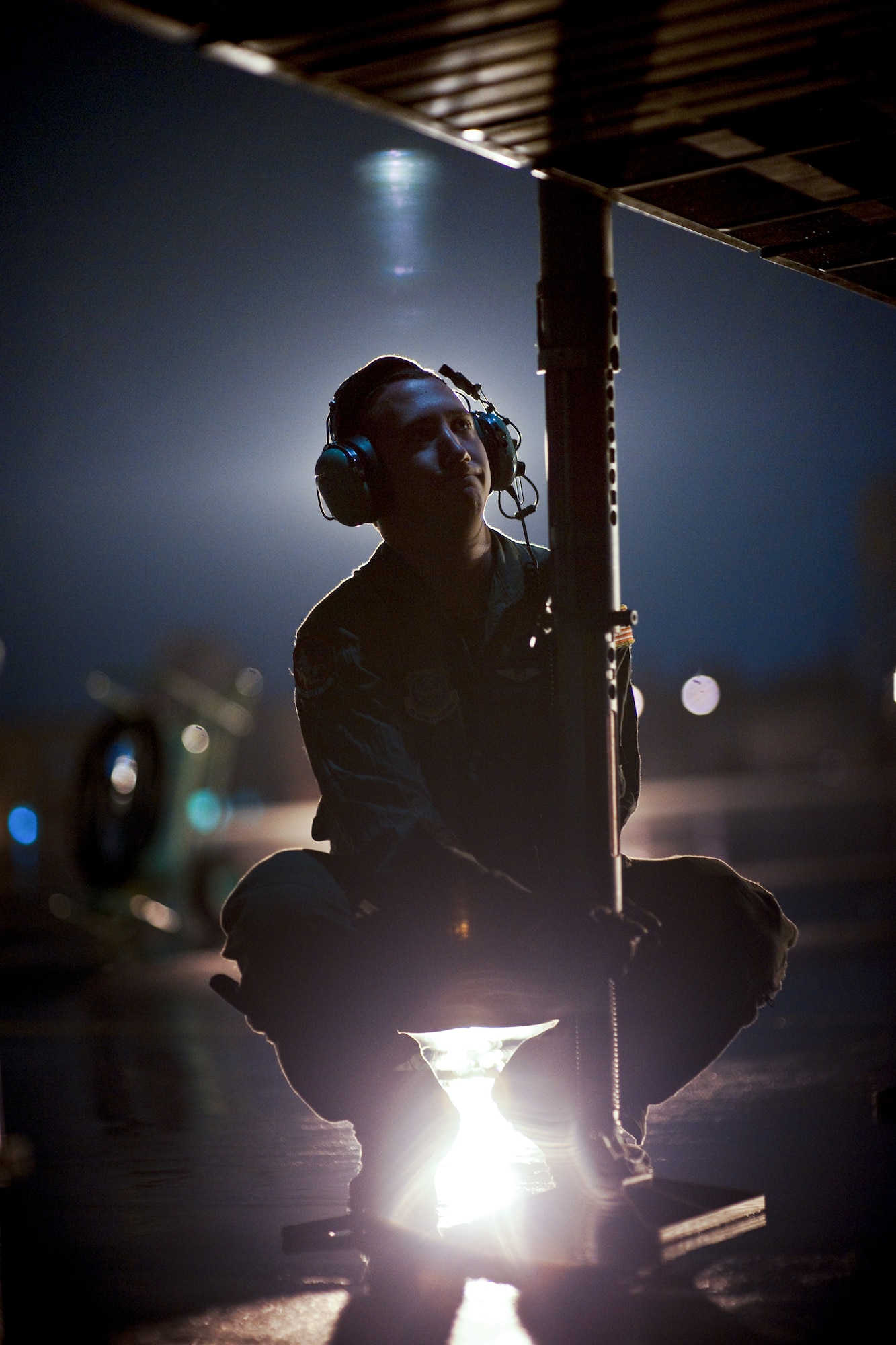 YOKOTA AIR BASE, Japan -- Airman 1st Class Tory Steen, 22nd Airlift Squadron, adjusts a stand poles for loading a pallets by K-loader here Sept. 15. Airman Steen deploys from the 22nd Airlift Squadron, Travis Air Force base. (U.S. Air Force photo/Osakabe Yasuo)