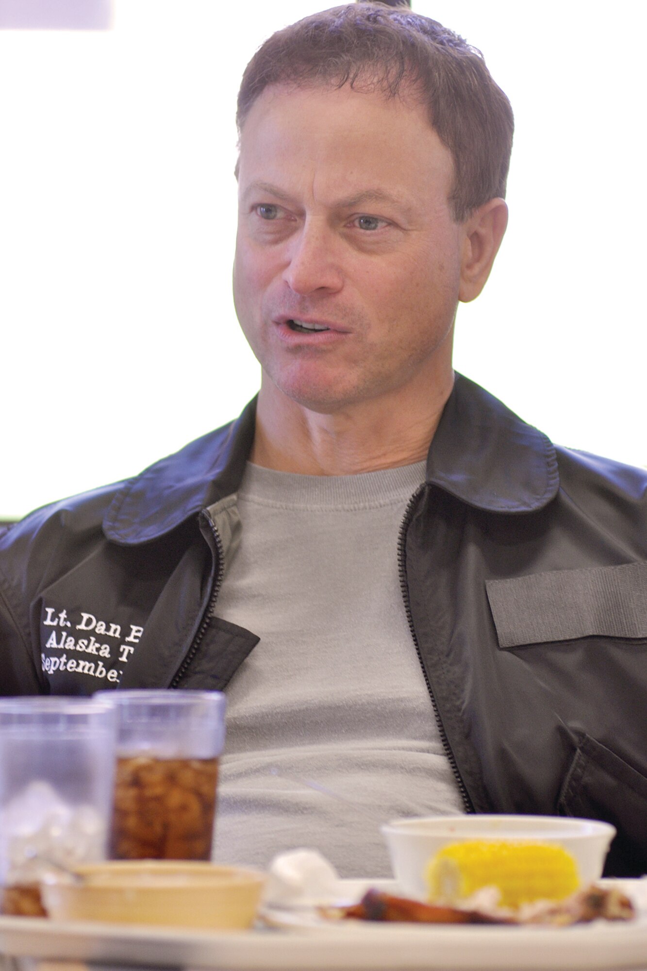 Actor/musician Gary Sinise answers Soldiers’ questions after lunch at the Winderness Inn dining facility, Sept. 16. Soldiers asked him about his favorite role, why he pursued music and other questions. Sinise ate breakfast with Airmen earlier in the day before seeing an infantry room-clearing exercise. (Photo by John Pennell/JBER PAO)