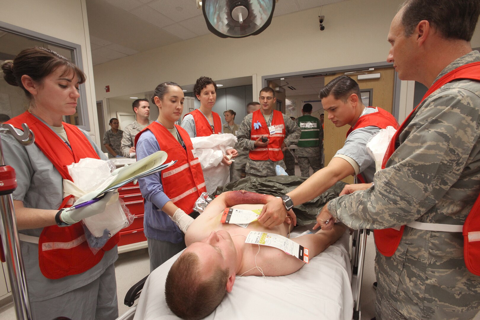 Wilford Hall Medical Center emergency department personnel treat a simulated patient during a Major Accident Response Exercise at Lackland Air Force Base Sept. 22. The MARE tested base organizations' response when about 50 basic military trainees were exposed to an unidentified white powdery substance. (U.S. Air Force photo by Robbin Cresswell)