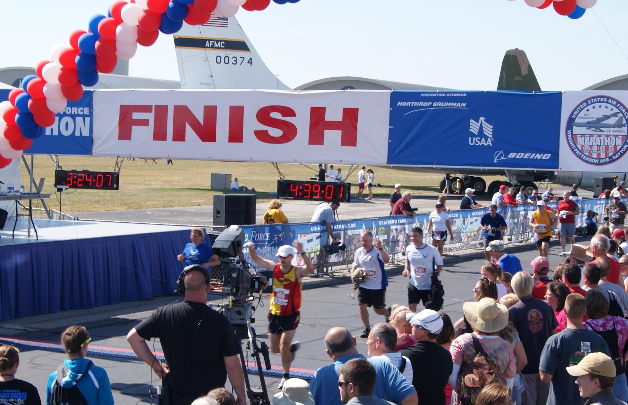 Capt. Chris Woofter, 567th RED HORSE Squadron, and Tech. Sgt. Steve Woofter, 916th Intel Flight, finish the 2010 Air Force Marathon together. (USAF photo by MSgt. Wendy Lopedote, 916ARW/PA)