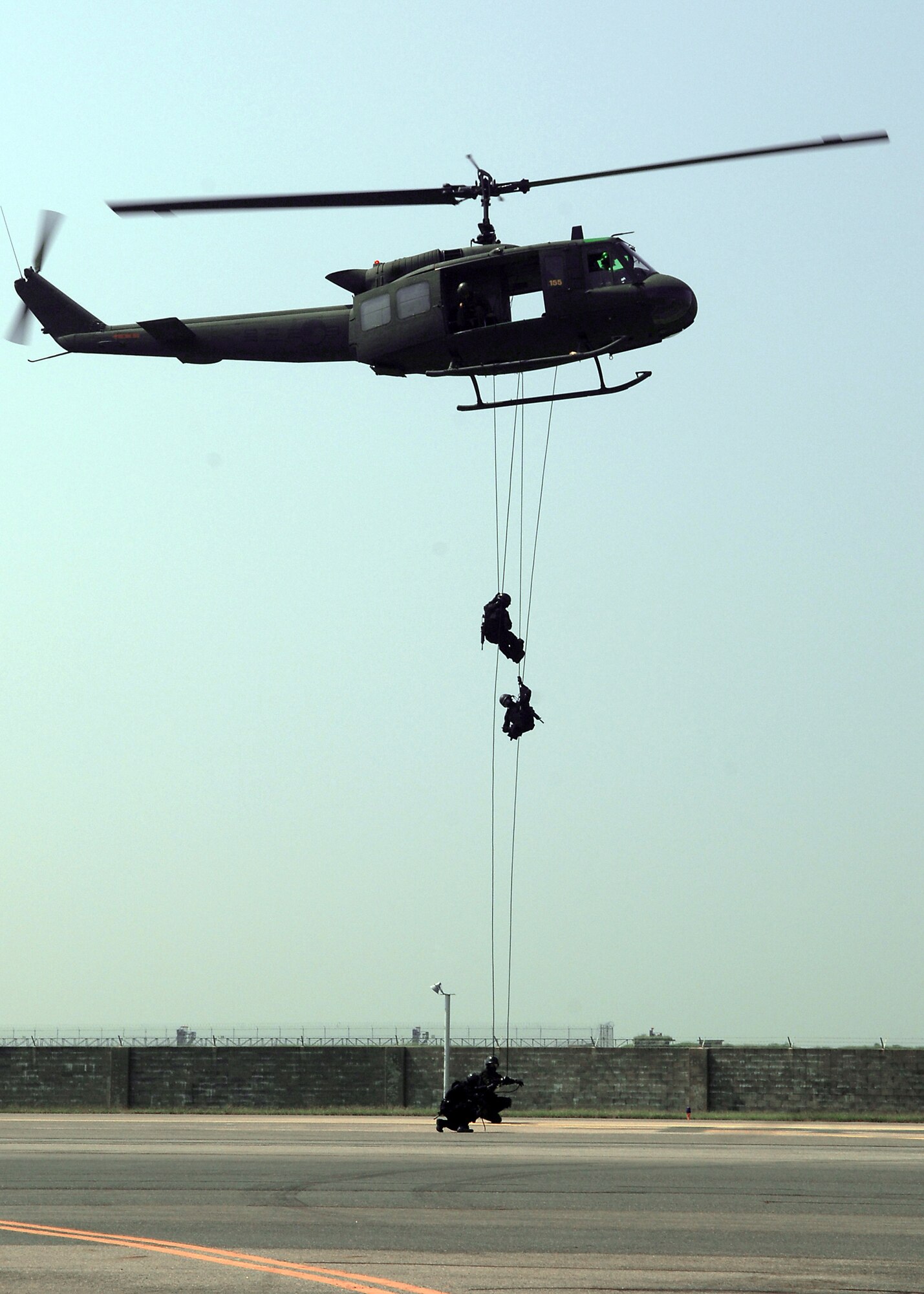 South Korean air force special forces respond to a simulated hostage exercise at the Gunsan airport Sept. 17, 2010, at Kunsan Air Base, South Korea. The 8th Civil Engineer Squadron fire department participated in the annual exercise, which is designed to enhance counterterrorism and prepare emergency responders for real-life situations. (U.S. Air Force photo/Senior Airman Ciara Wymbs) 