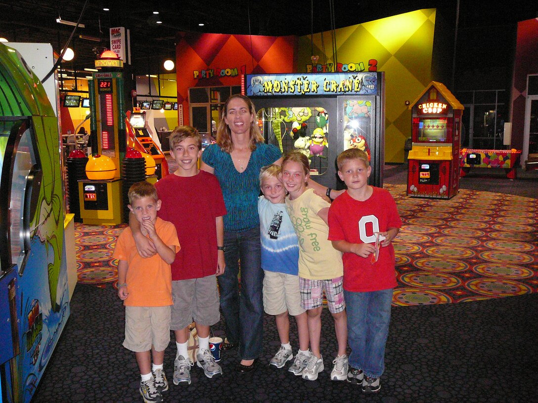 Family members from 1st Battalion, 8th Marines, enjoy a family event at MacDaddys in Cape Carteret, N.C., Sept. 20.