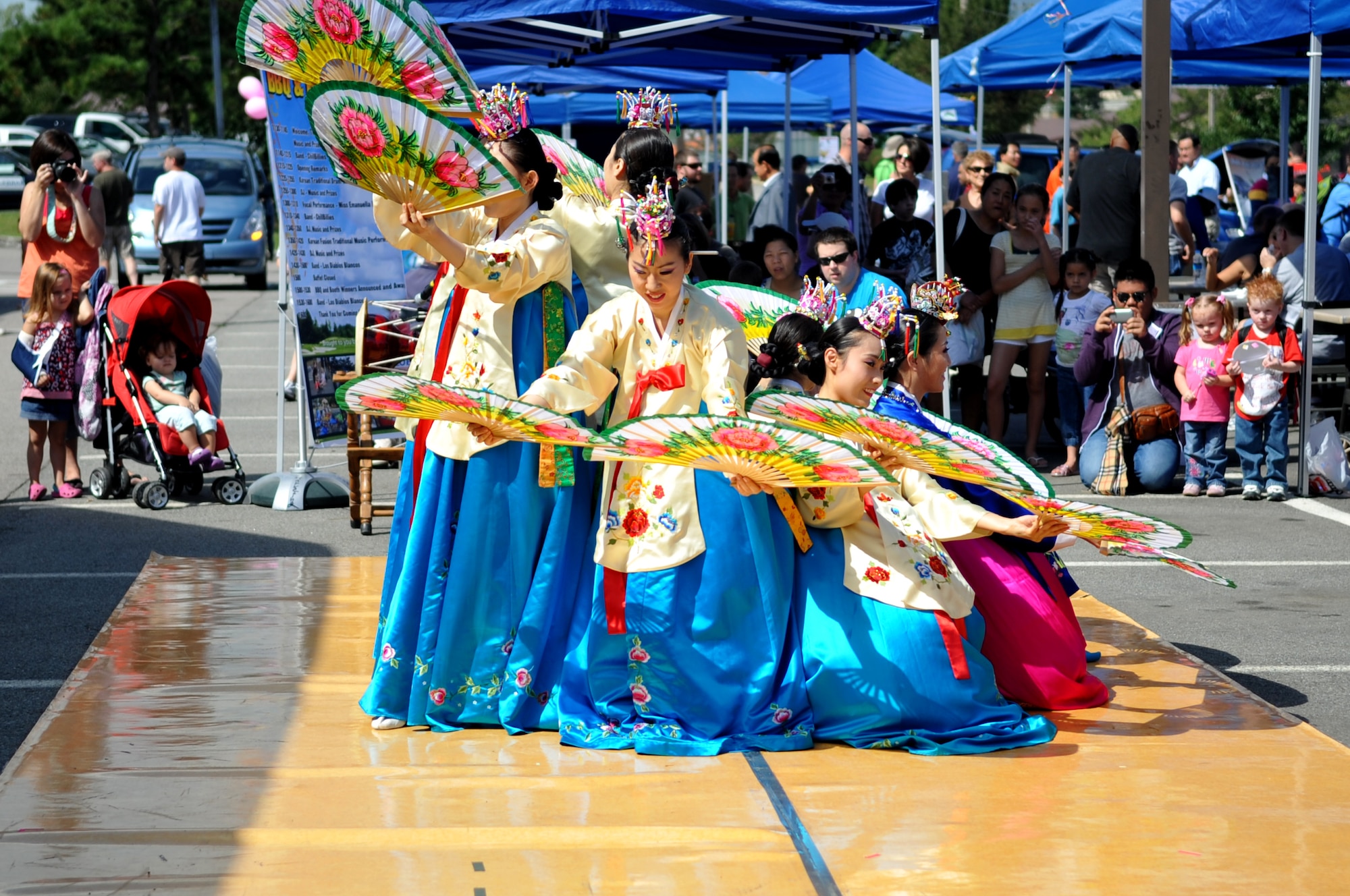 Traditional Korean dancers perform at Osan Air Base during "Barbecue andBlues" Sept. 25.  The event included a rib contest and booth competition inwhich competitors were judged on originality, theme, and appearance.Several performances and music were also part of the entertainment. (U.S.Air Force Photo/Senior Airman Evelyn Chavez)