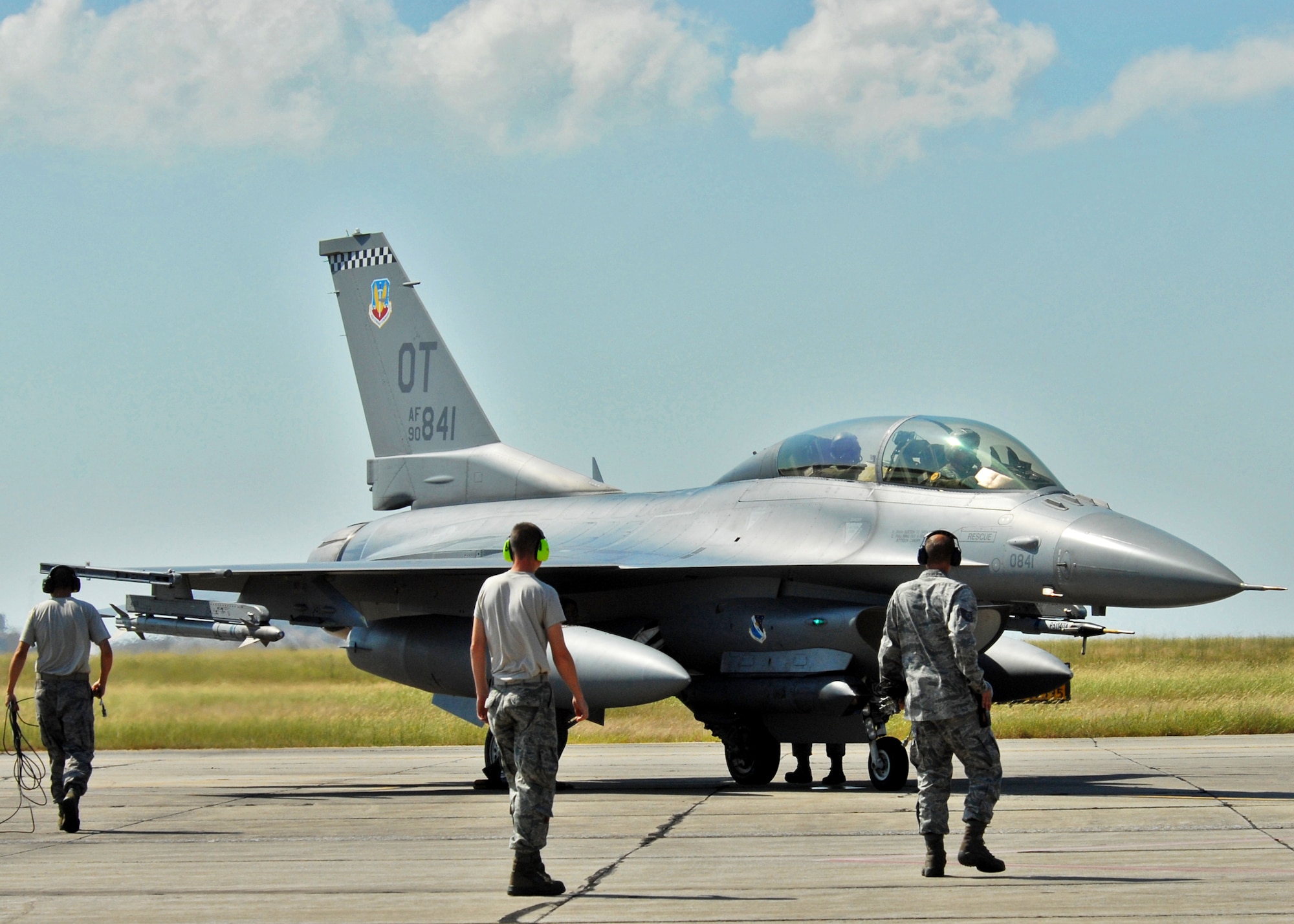 The 46th Test Wing maintainers prepare to arm up a 53rd Wing F-16 prior to take off from Eglin Air Force Base, Fla.  More than 1,000 personnel of the 46th Maintenance Group are responsible for maintenance procedures for all of the 46th and 53rd aircraft located at Eglin.  (U.S. Air Force photo/Samuel King Jr.)  