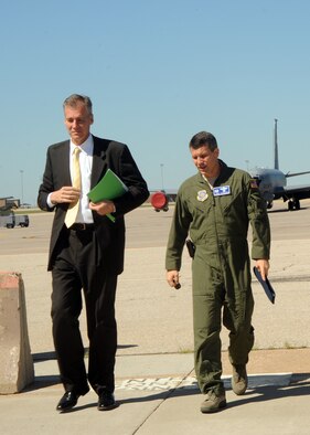 Col. Jamie Crowhurst, 22nd Air Refueling Wing commander welcomes Kansas Governor, Mark Parkinson, for a meeting of the Governor's Military Council, Sept. 24, 2010, McConnell Air Force Base, Kan.  The Governor’s Military Council has been charged with optimizing the military presence in Kansas, including recruitment and retention of new missions and force structure.   McConnell held the meeting while also hosting the 2010 Open House and Air Show Sept. 25 through 26. (U.S. Air Force photo/Airman 1st Class Andrea Salazar)