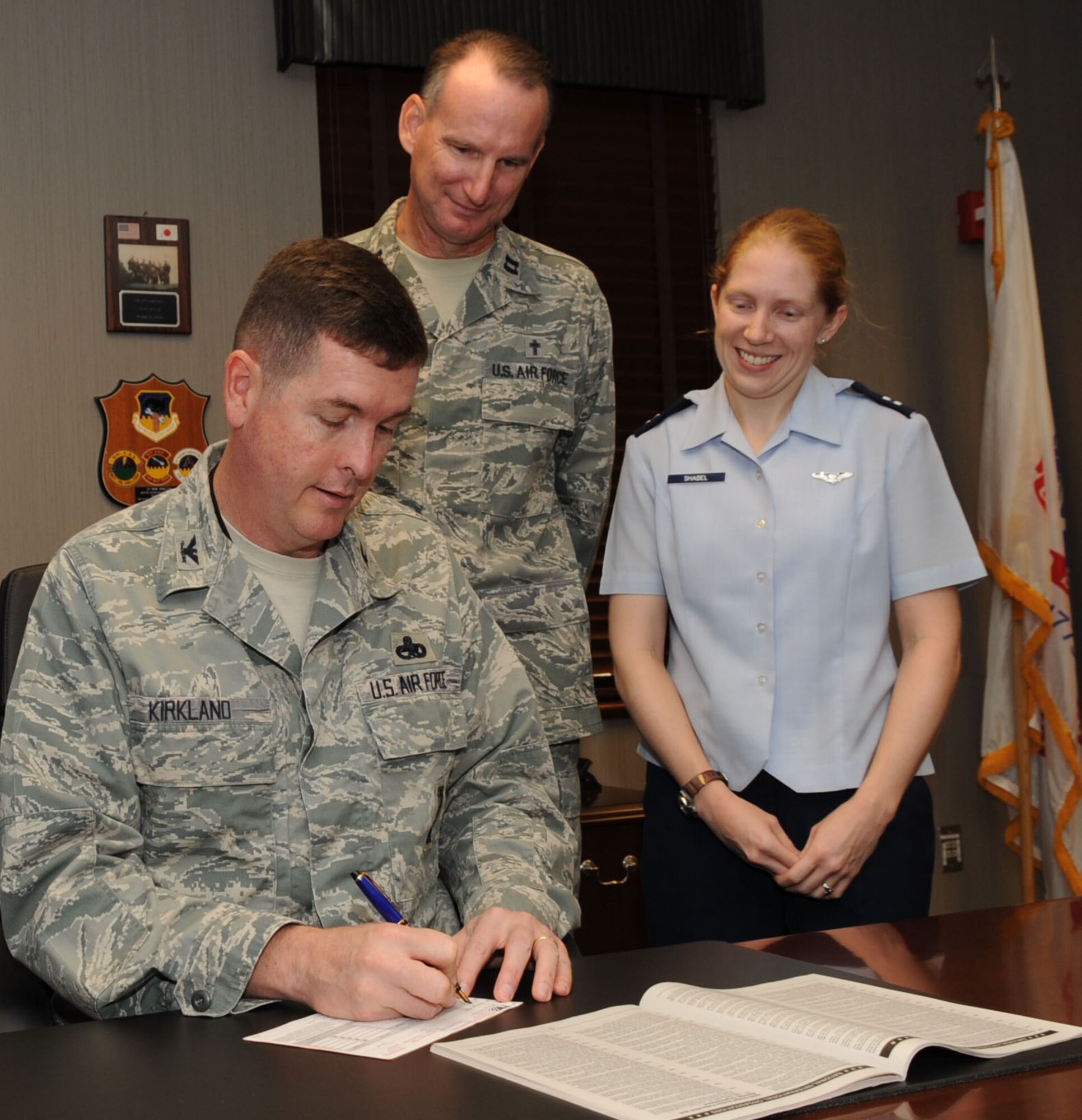 LANGLEY AIR FORCE BASE, Va – Col. Donald E. Kirkland, 633d Air Base Wing commander, signs his Combined Federal Campaign pledge form Sept. 20.  The CFC is accepting donations through the first week of November. Upcoming CFC events include a kick-off run, picnic, softball and kickball tournaments and a fitness challenge. To make a donation to the CFC, see your unit representative.  (U.S. Air Force photo/Staff Sgt. Tabitha Kuykendall) (RELEASED)