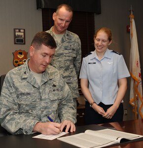 LANGLEY AIR FORCE BASE, Va – Col. Donald E. Kirkland, 633d Air Base Wing commander, signs his Combined Federal Campaign pledge form Sept. 20.  The CFC is accepting donations through the first week of November. Upcoming CFC events include a kick-off run, picnic, softball and kickball tournaments and a fitness challenge. To make a donation to the CFC, see your unit representative.  (U.S. Air Force photo/Staff Sgt. Tabitha Kuykendall) (RELEASED)