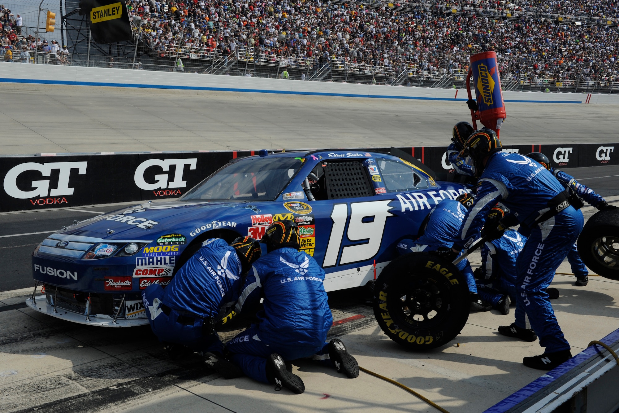Members of Elliot Sadler's pit crew scramble to get the No. 19 Air Force car back in the race at Dover International Speedway, Dover, Del., Sept. 26, 2010. Sadler's Air Force car was one of 43 competitors in the NASCAR Sprint Cup AAA 400 race. (U.S. Air Force photo by John Sidoriak/Released)
