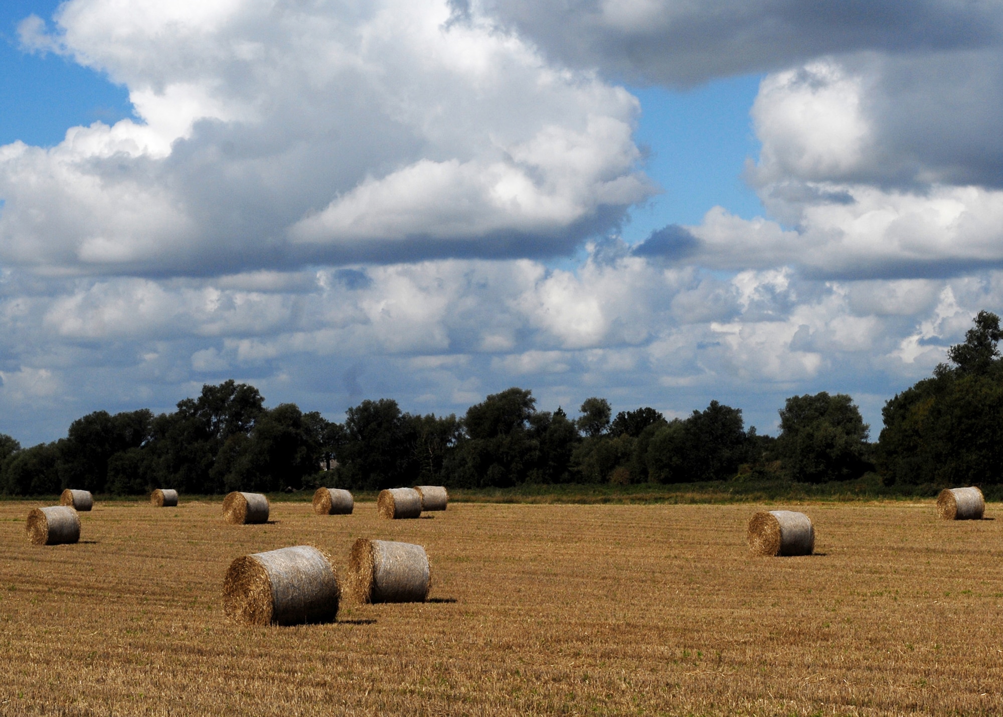 Straw bales and stubble fields across the agricultural region of East Anglia herald the start of autumn. (U.S. Air Force photo/Judith Wakelam)