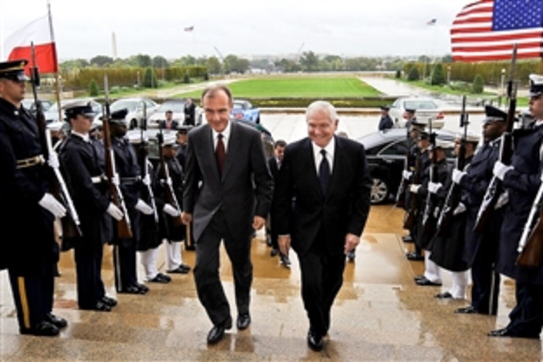 U.S. Defense Secretary Robert M. Gates escorts Polish Defense Minister Bogdan Klich through an honor cordon into the Pentagon, Sept. 30, 2010.