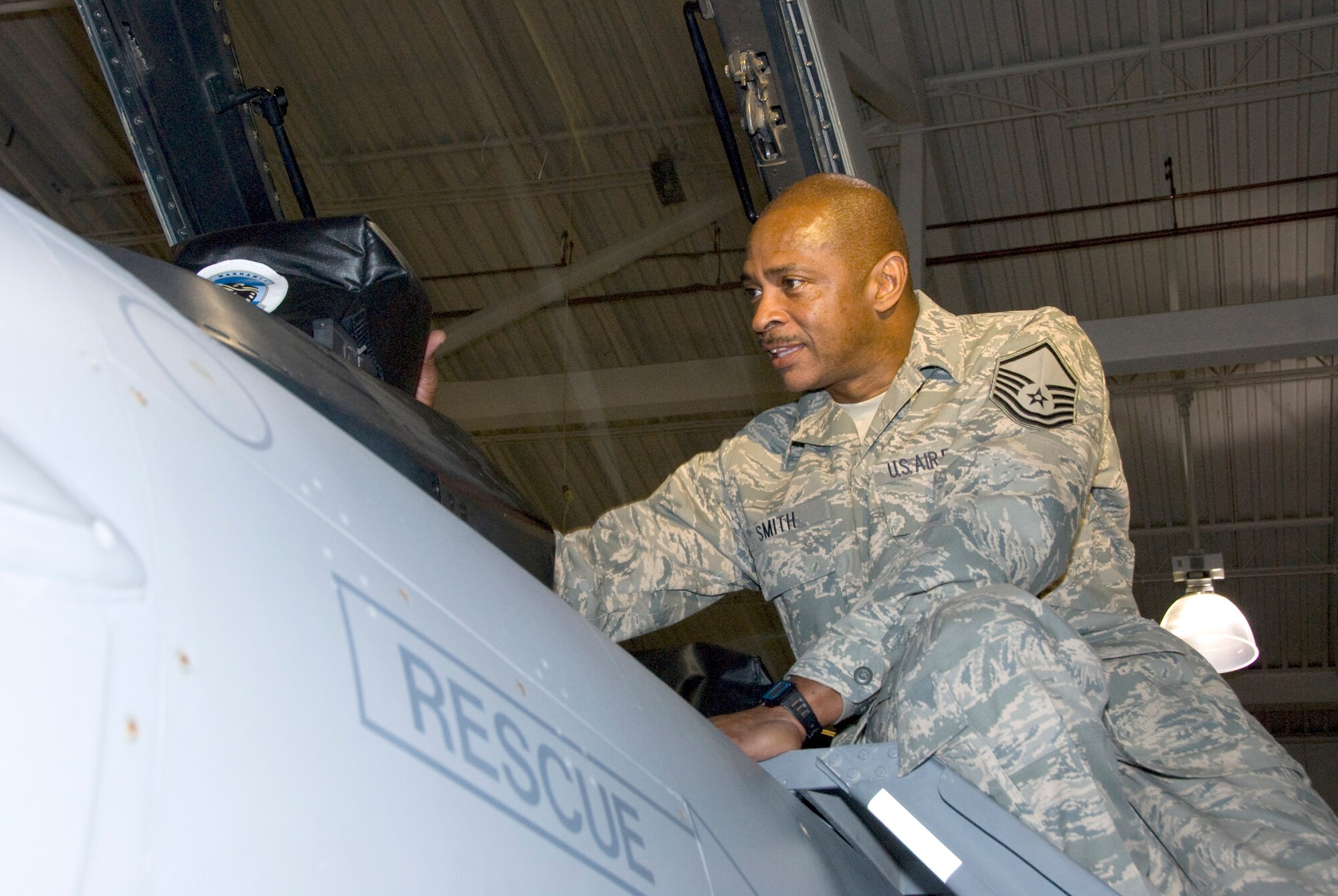 Master Sgt. Peter Smith, a phase maintenance supervisor at the 162nd Fighter Wing, works on an F-16 Fighting Falcon at Tucson International Airport. Smith, who is a highly regarded mentor among his fellow Airmen, learned a great deal about leadership as a college football player under famed Alabama coach Paul “Bear” Bryant. (U.S. Air Force photo/Master Sgt. Dave Neve)